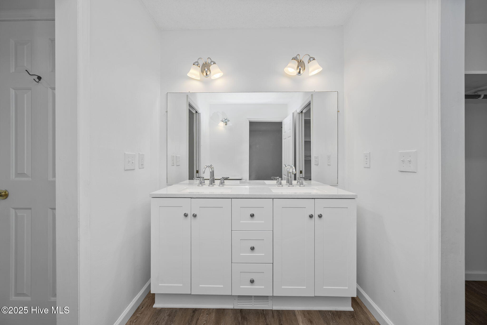 100545145 | Photo 42