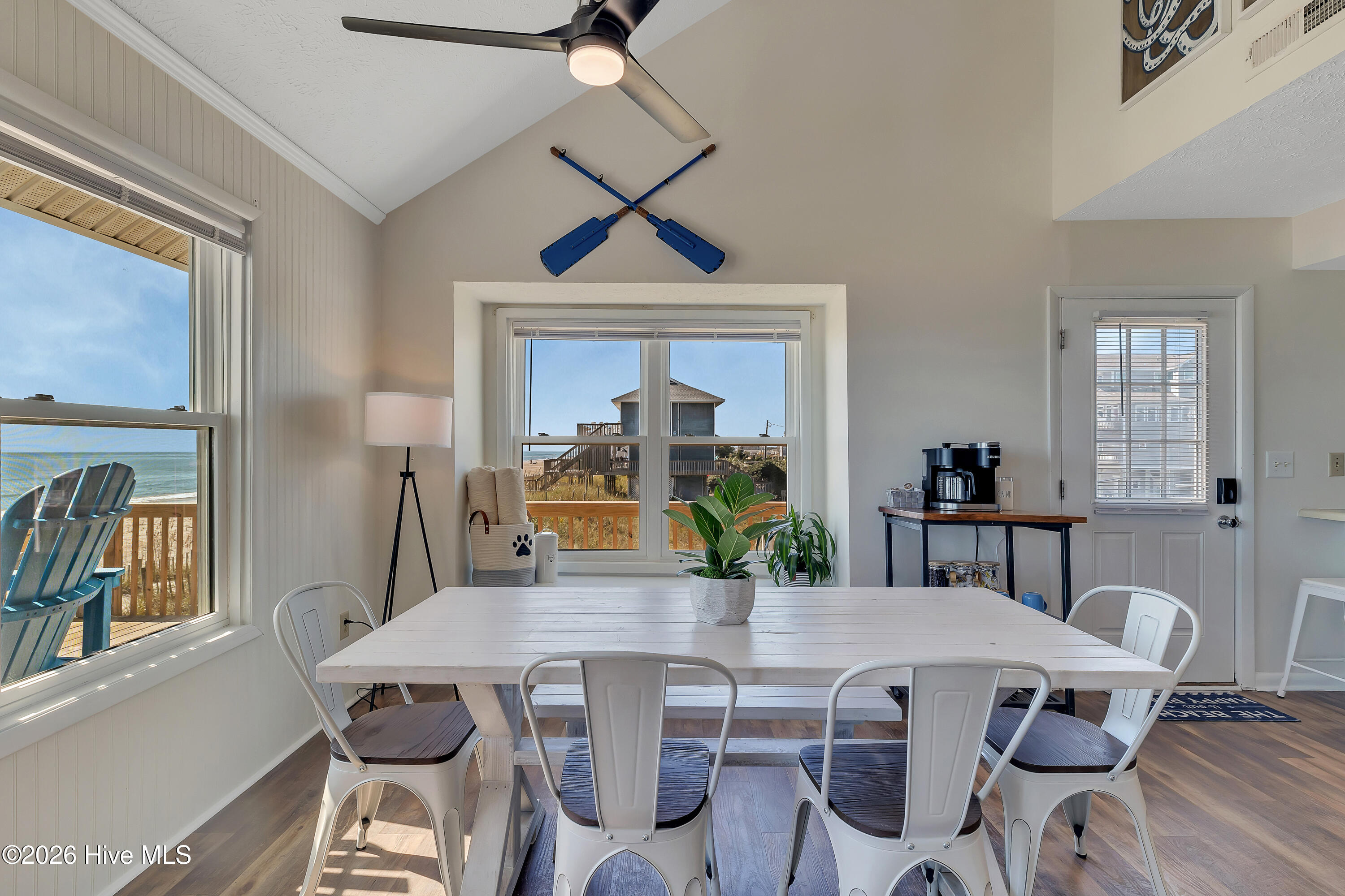 100548009 | Photo 18