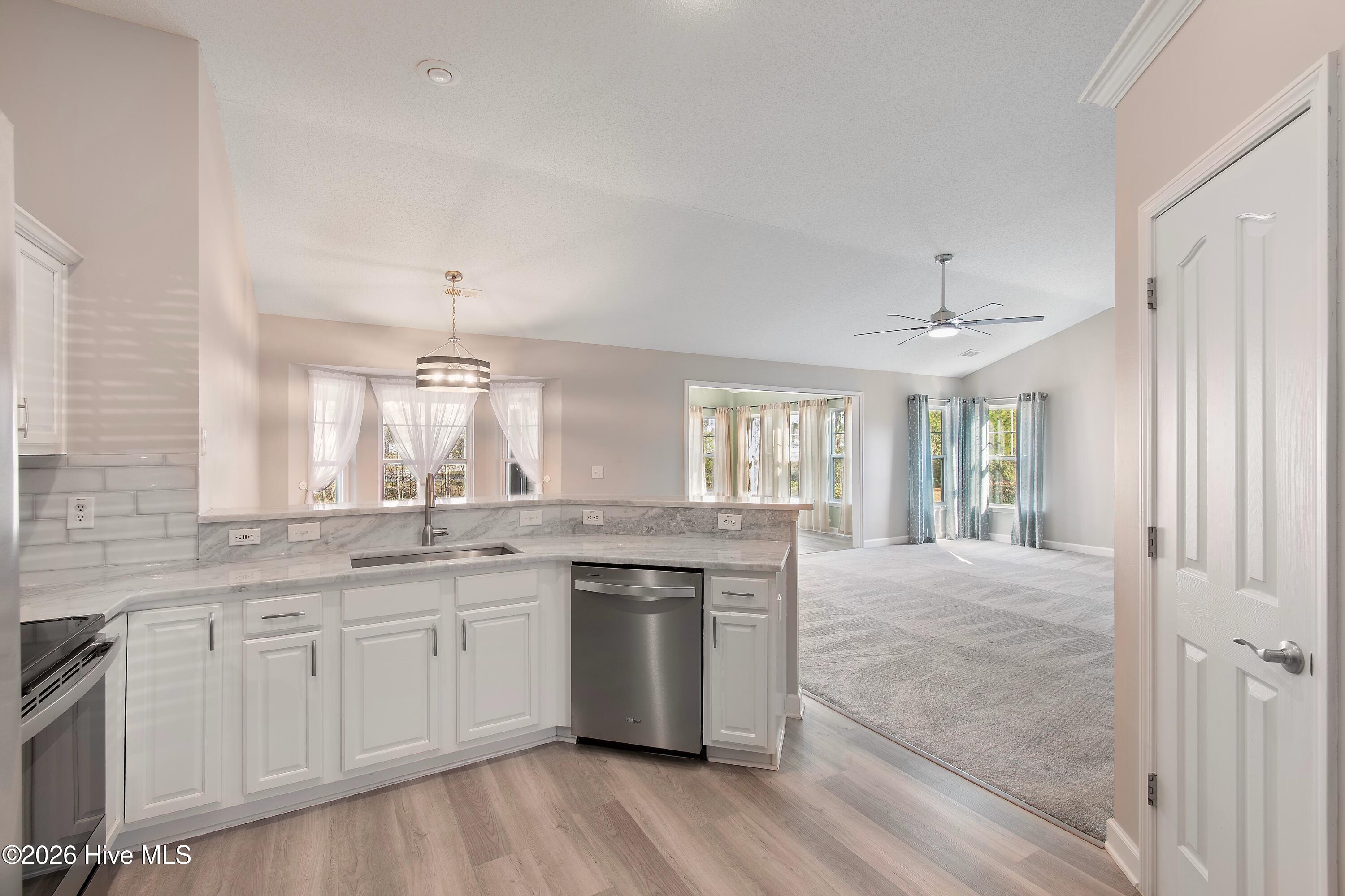 100560224 | Photo 14