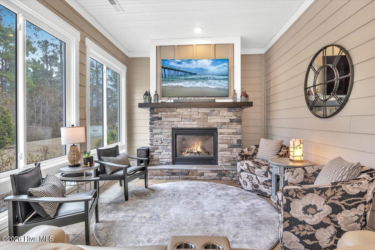 100558709 | Photo 38