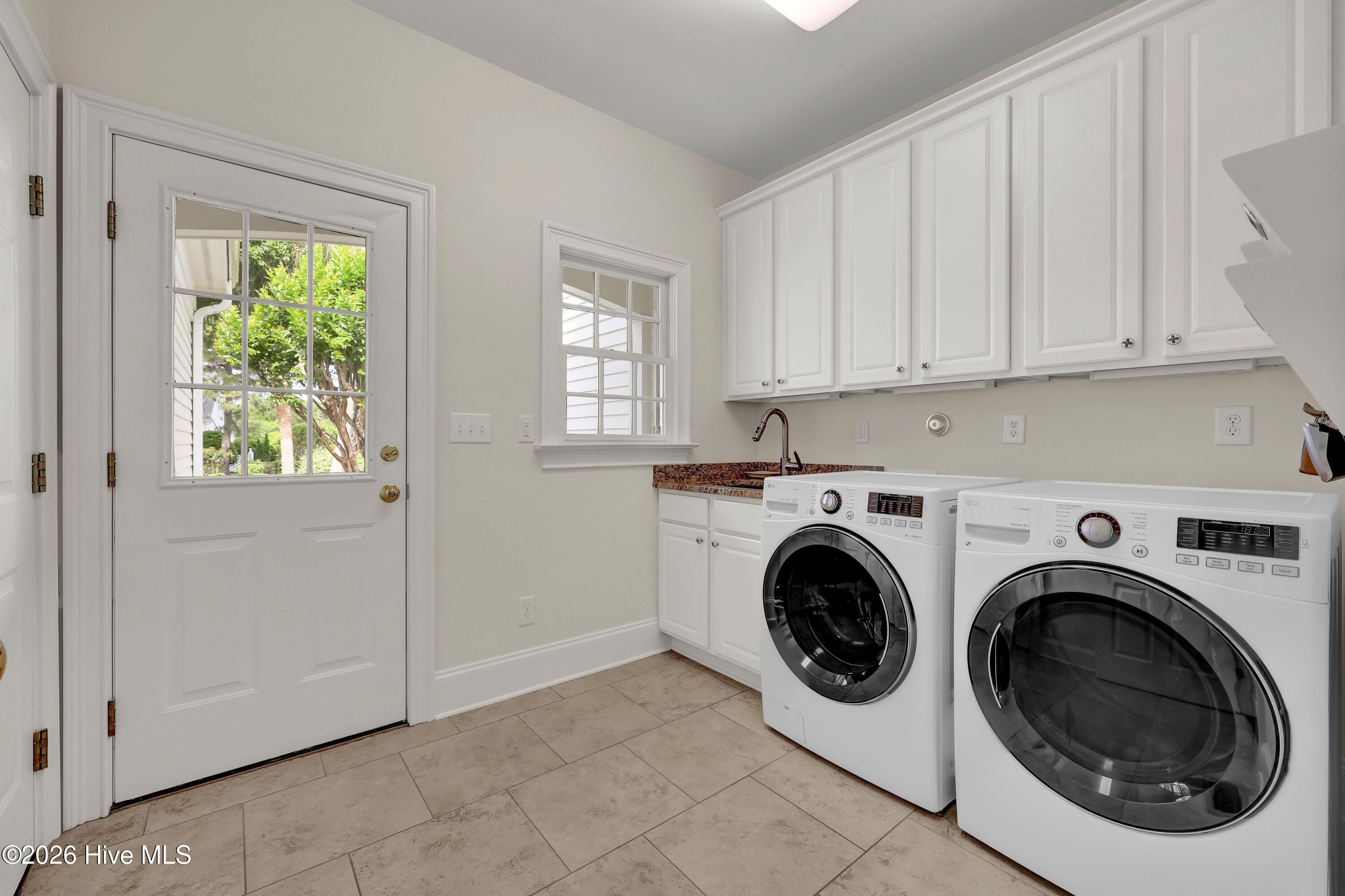 100569370 | Photo 25