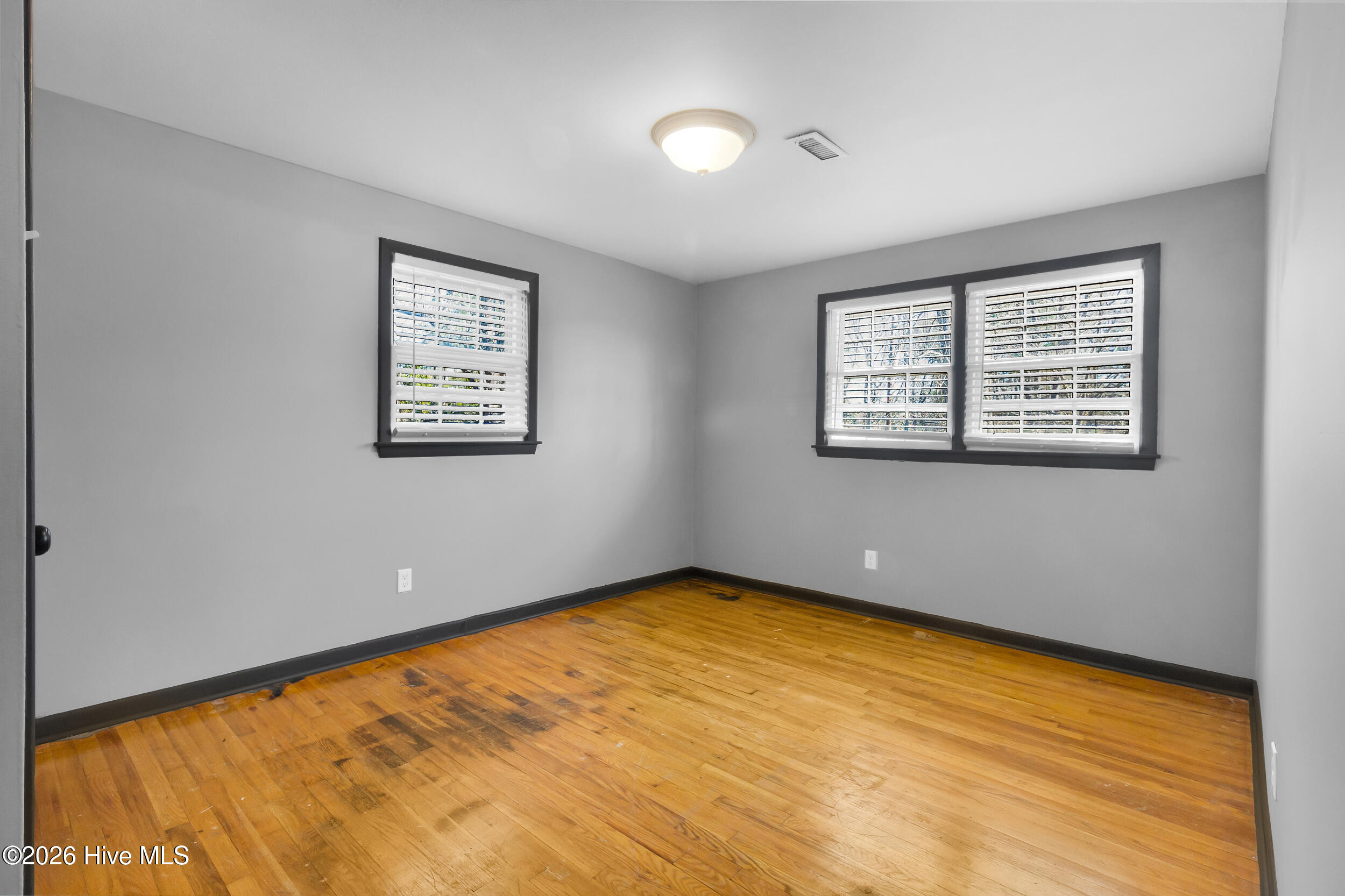 100547330 | Photo 26