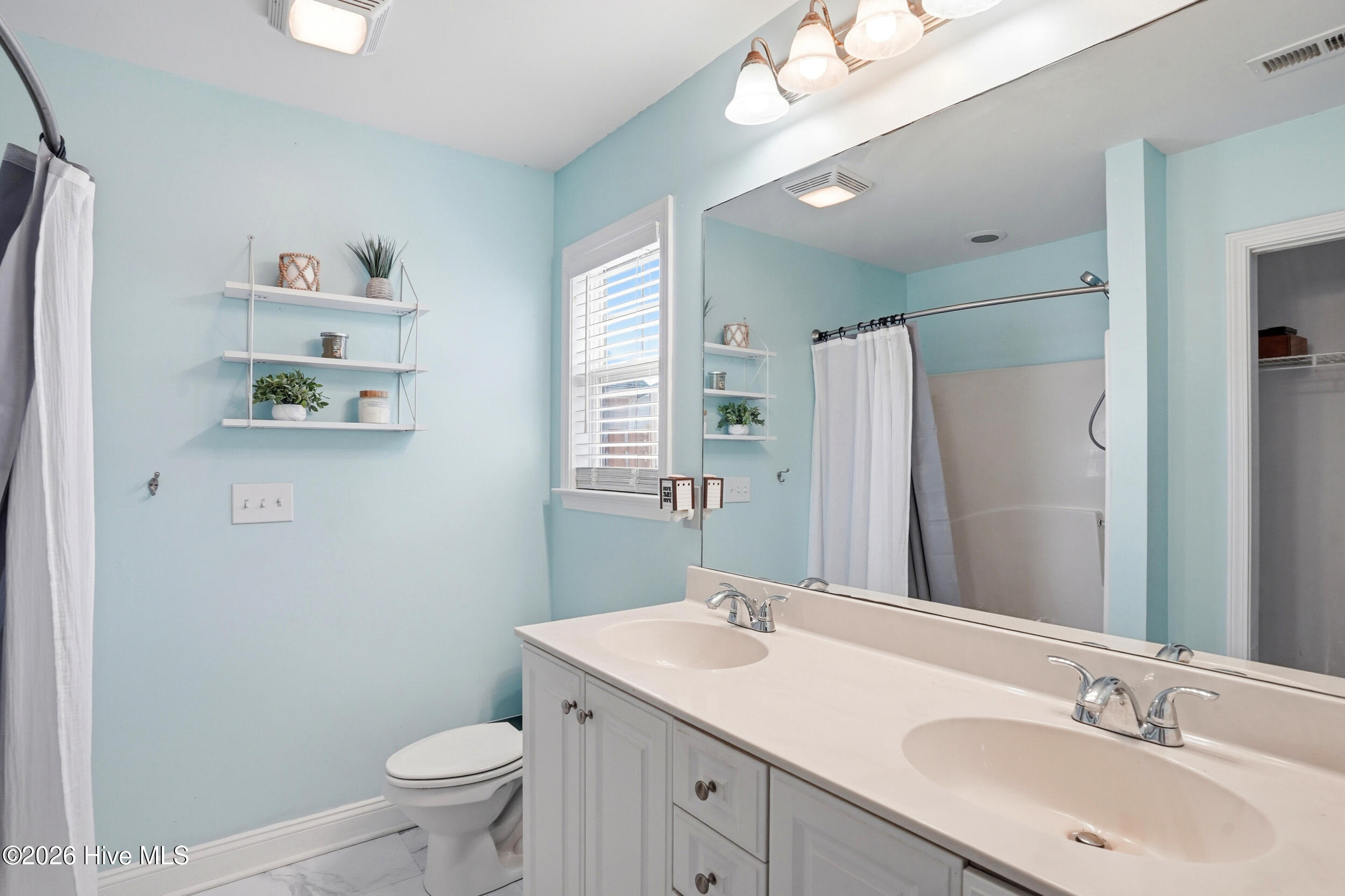 100567490 | Photo 16