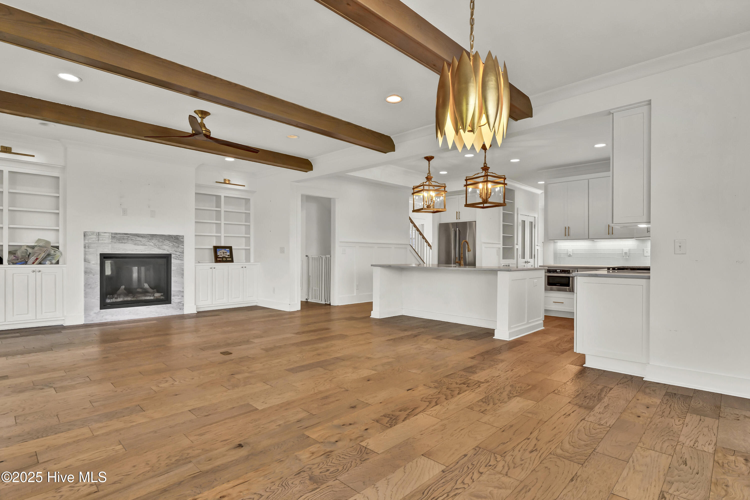 100518047 | Photo 24