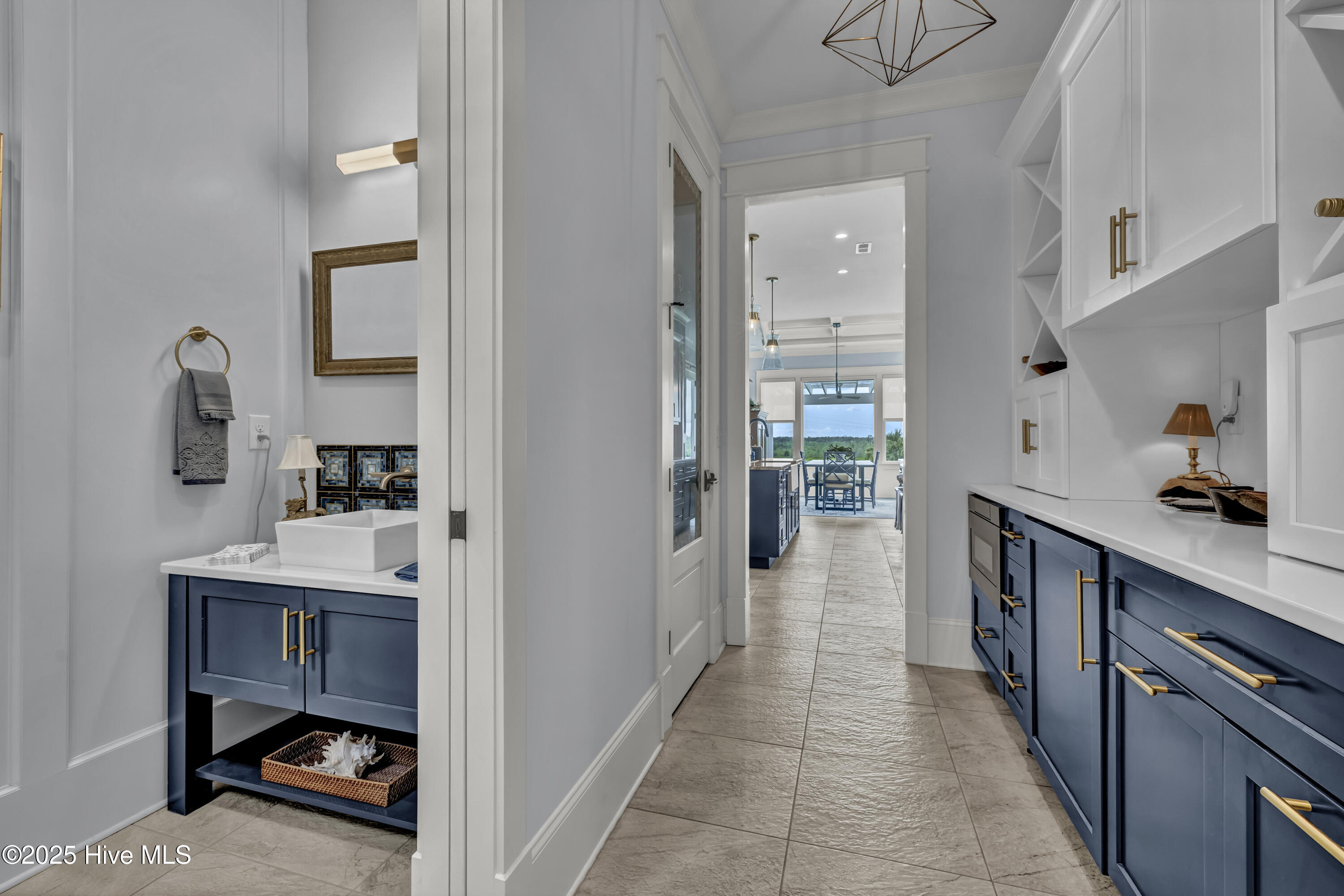 100537011 | Photo 27