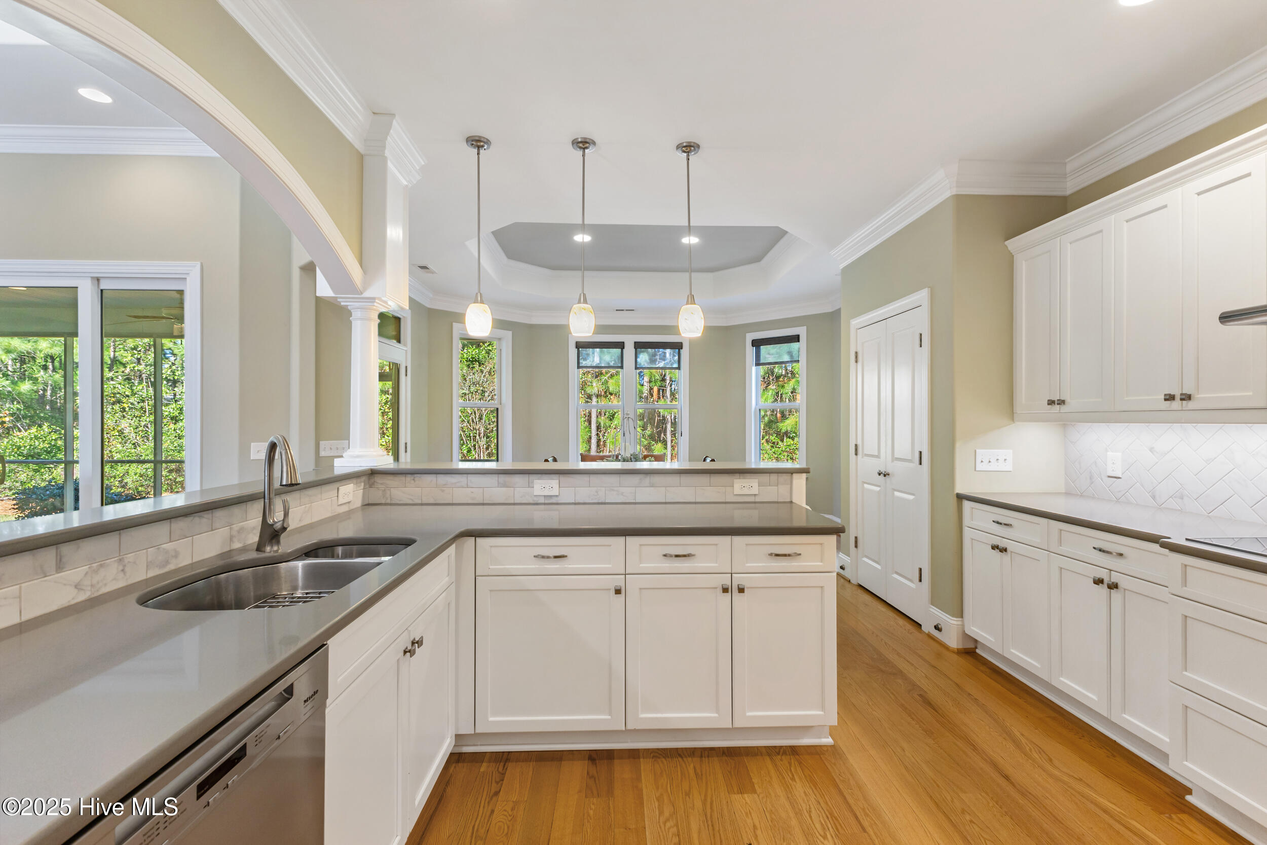 100549327 | Photo 19