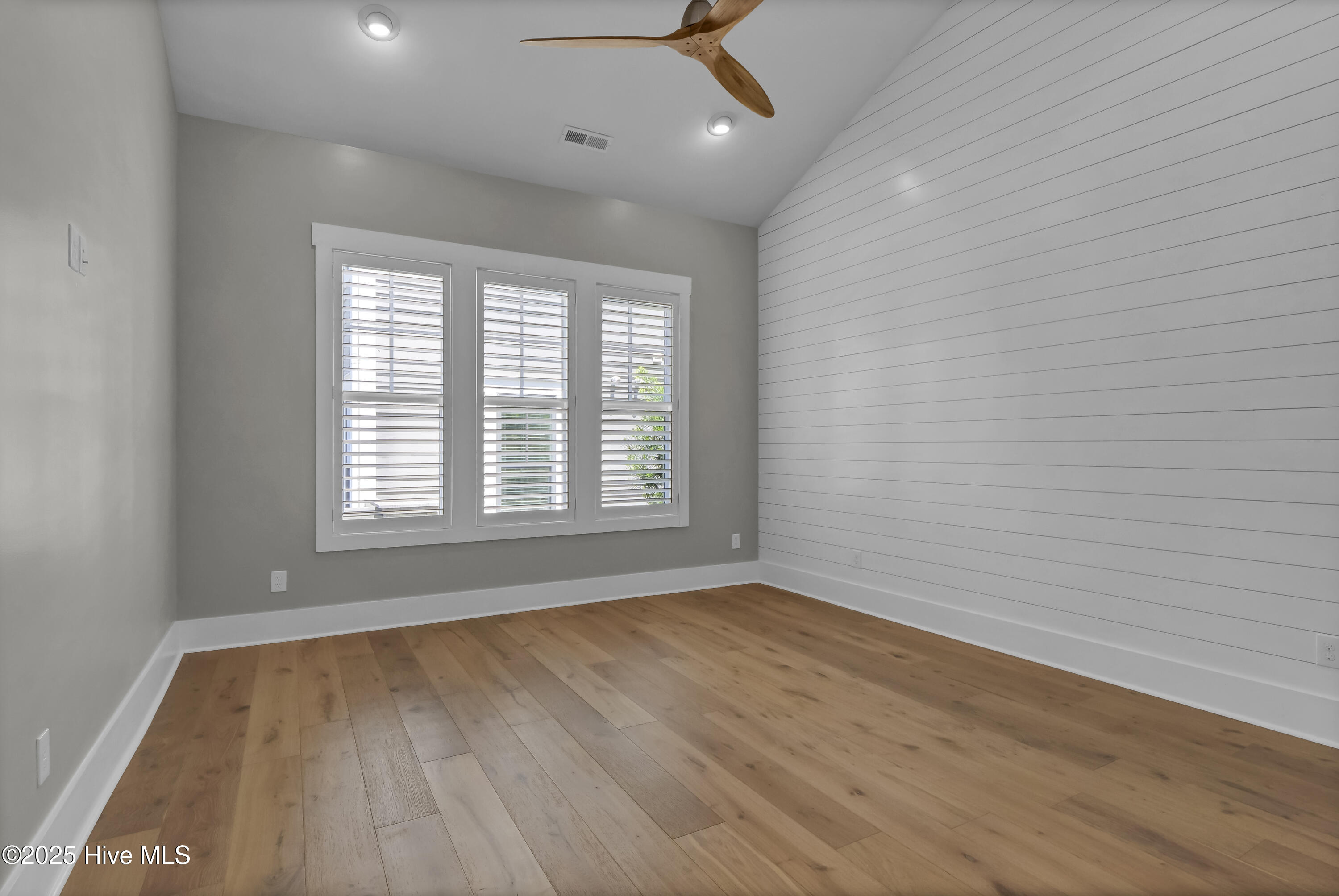 100550723 | Photo 18