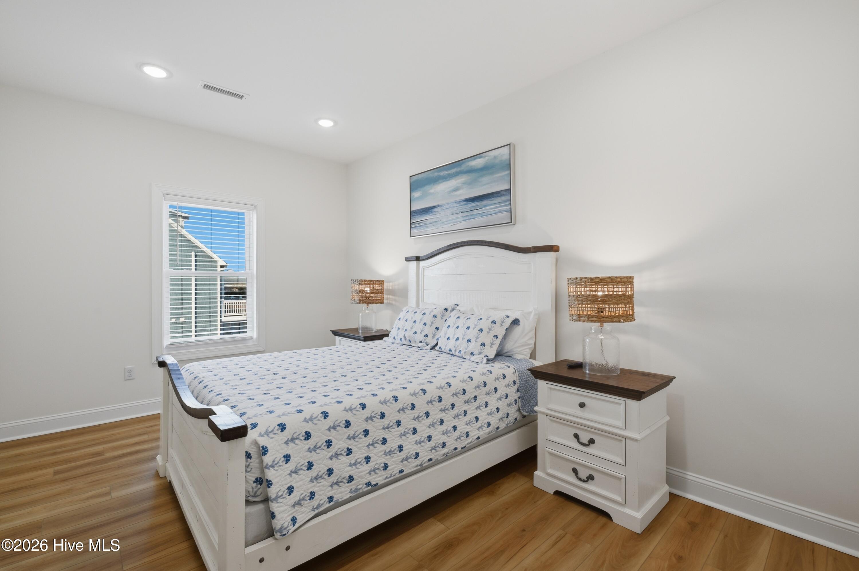 100561977 | Photo 38