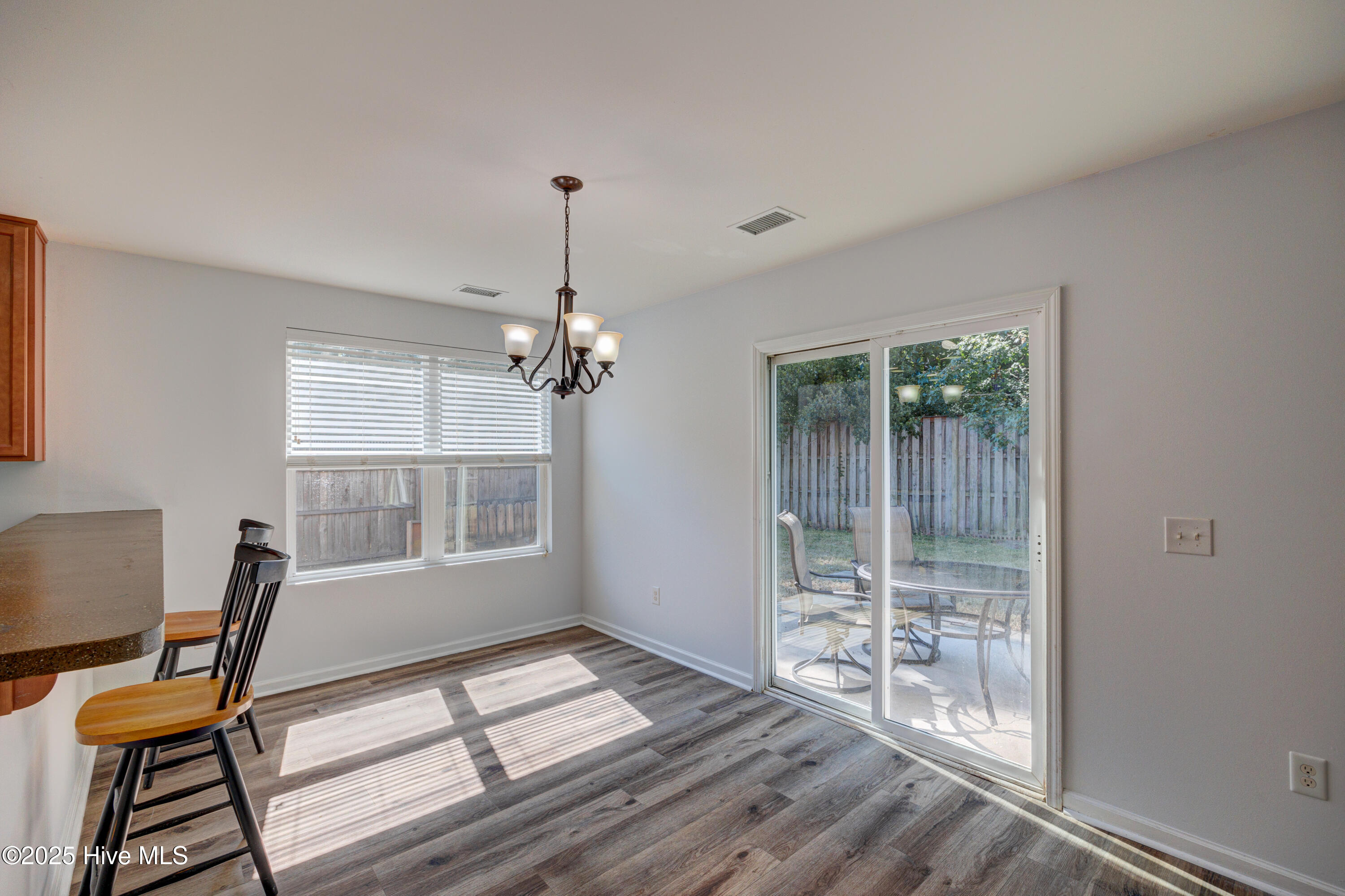 100530947 | Photo 15