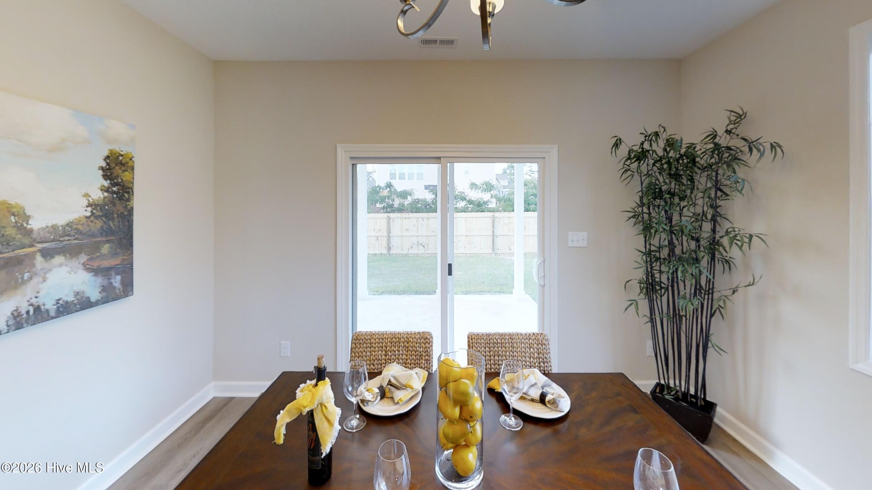 100562785 | Photo 33