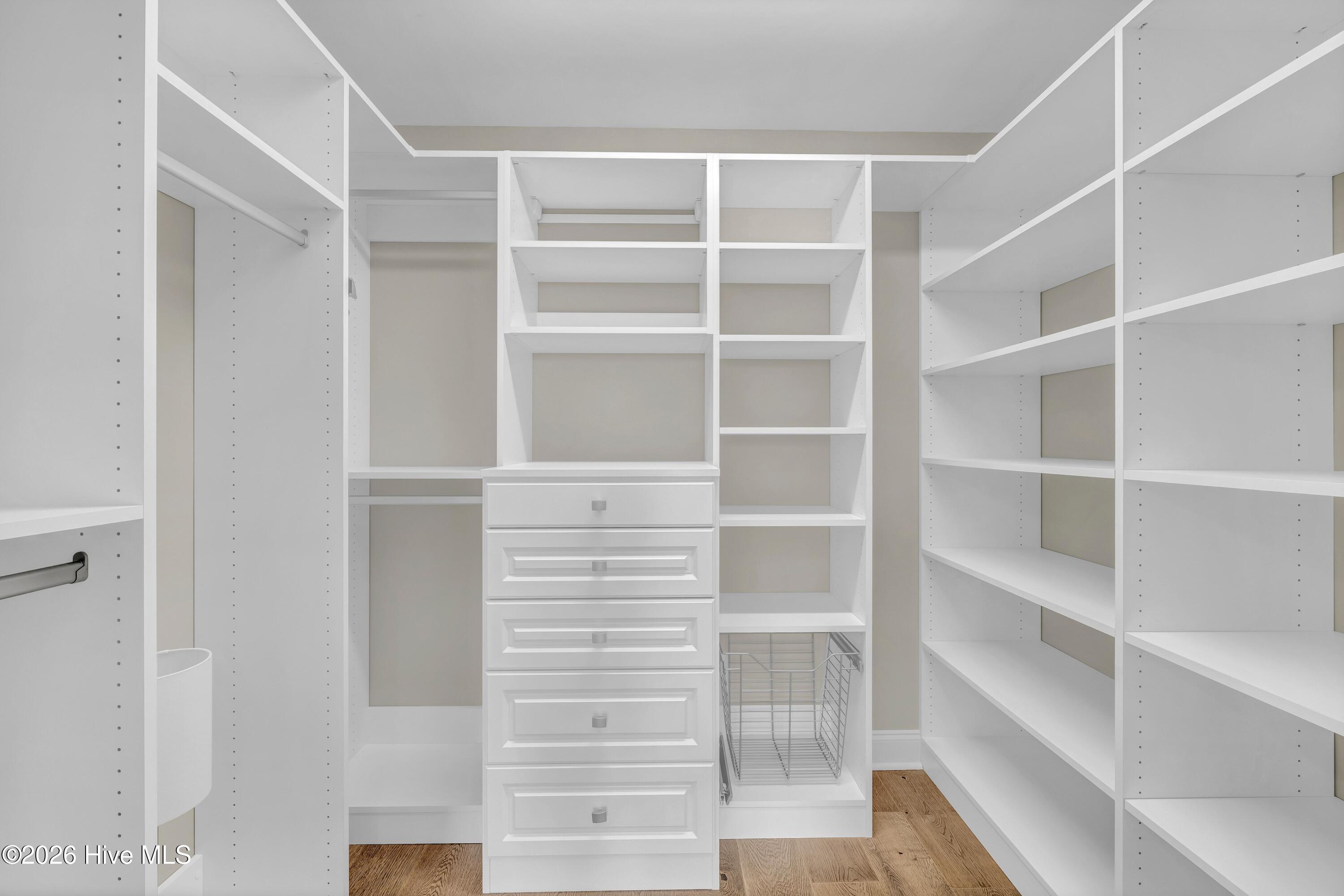 100563569 | Photo 26