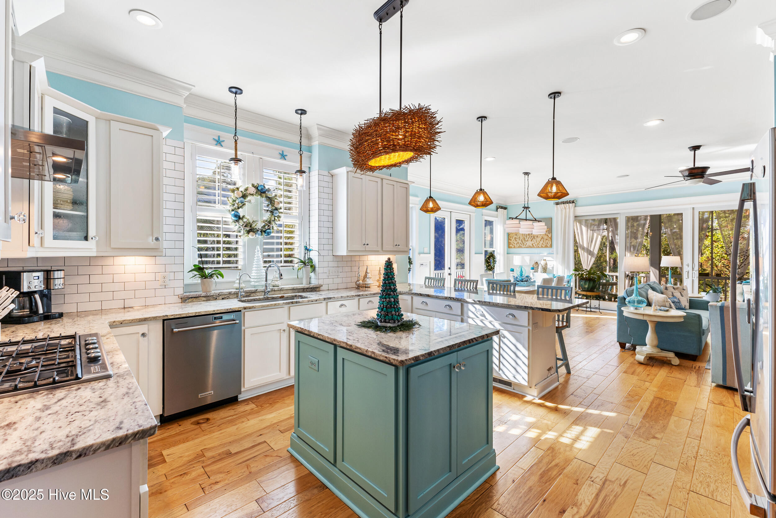 100543179 | Photo 25