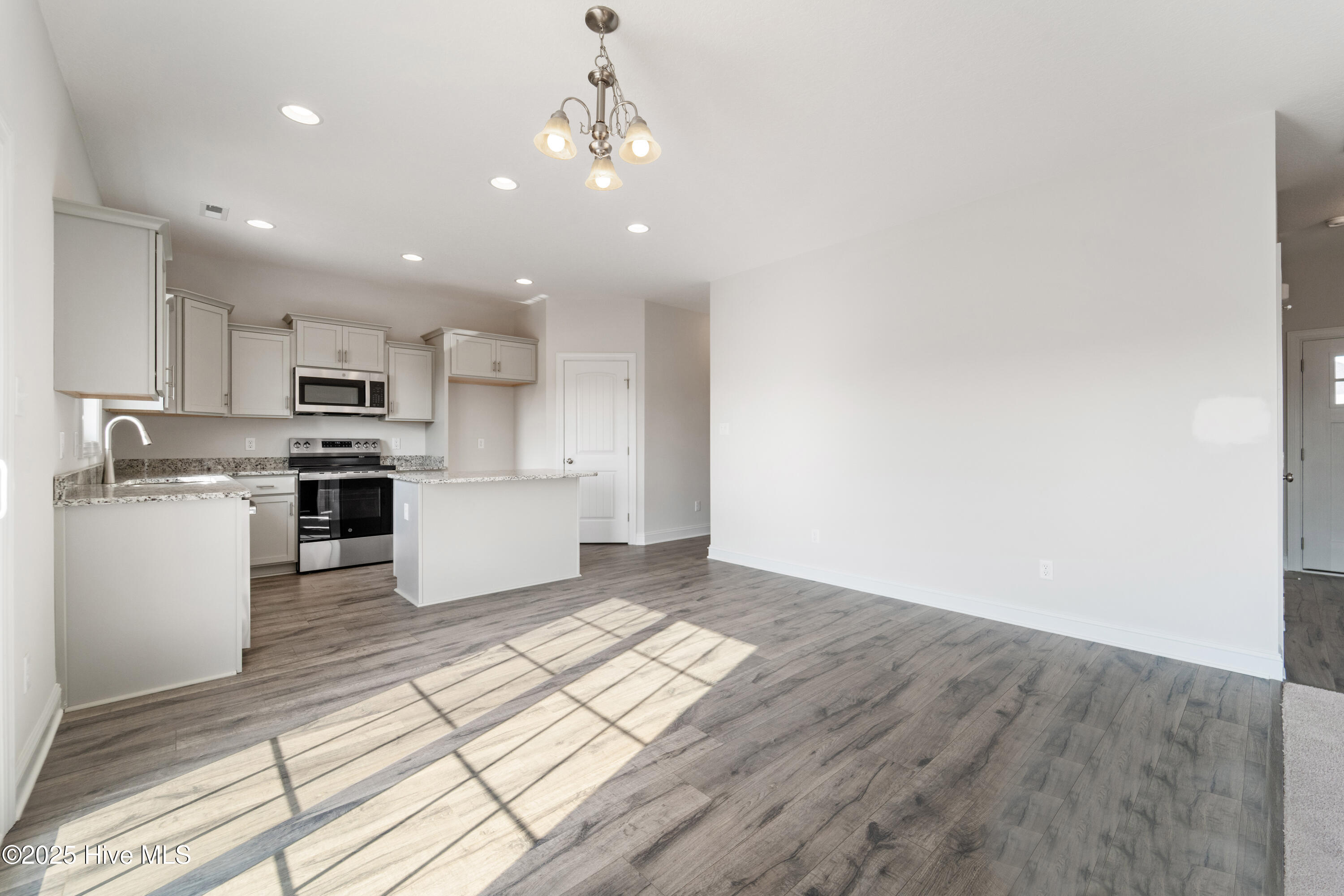 100519701 | Photo 10