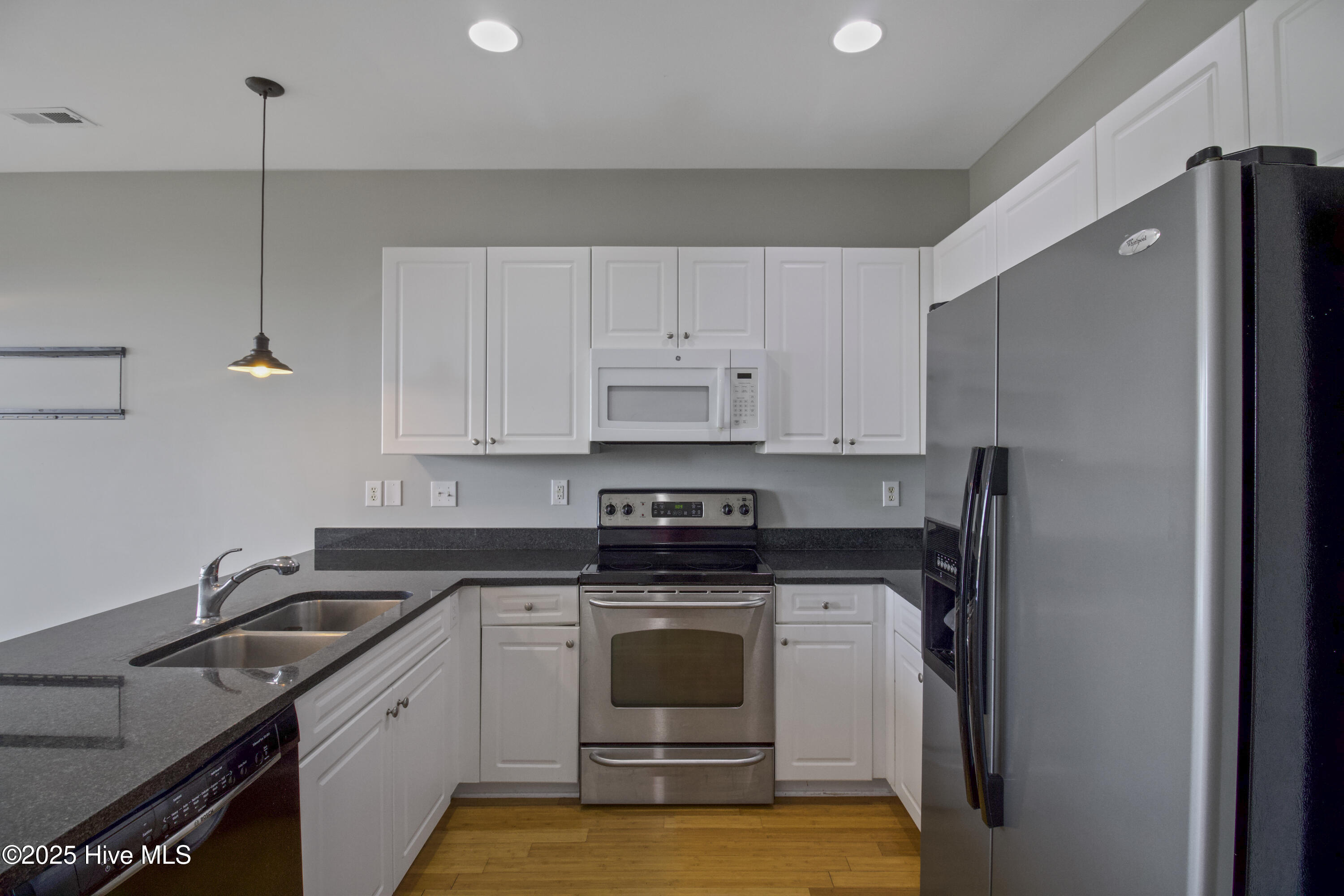 100541594 | Photo 12