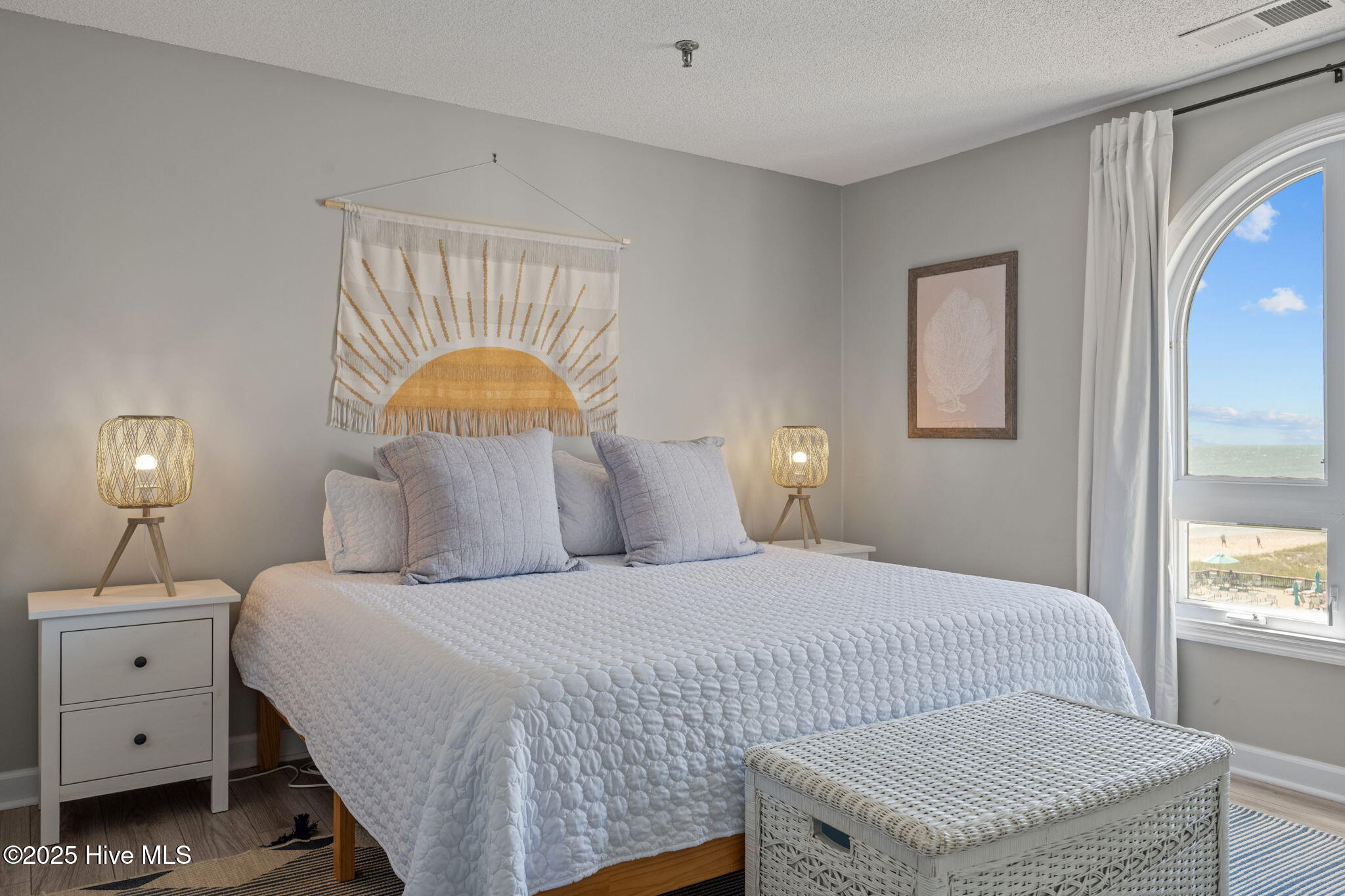 100536613 | Photo 23