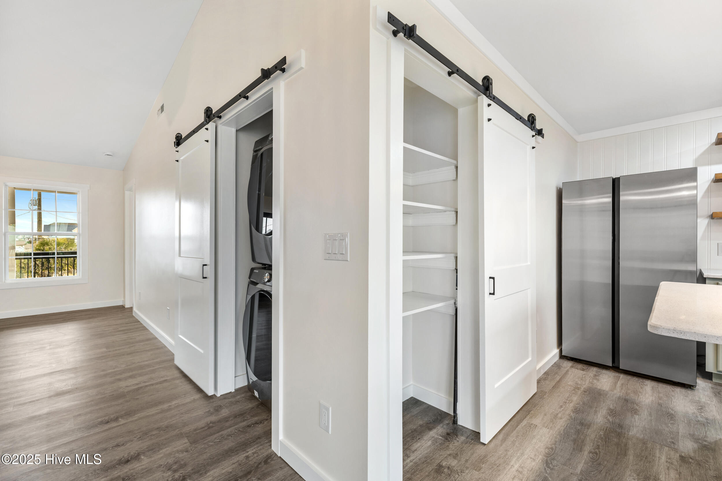 100542875 | Photo 23