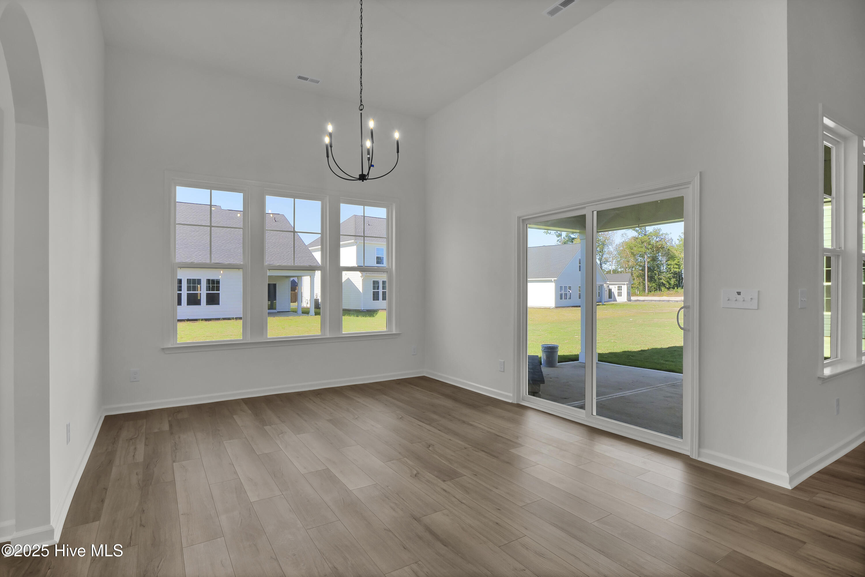 100518809 | Photo 10