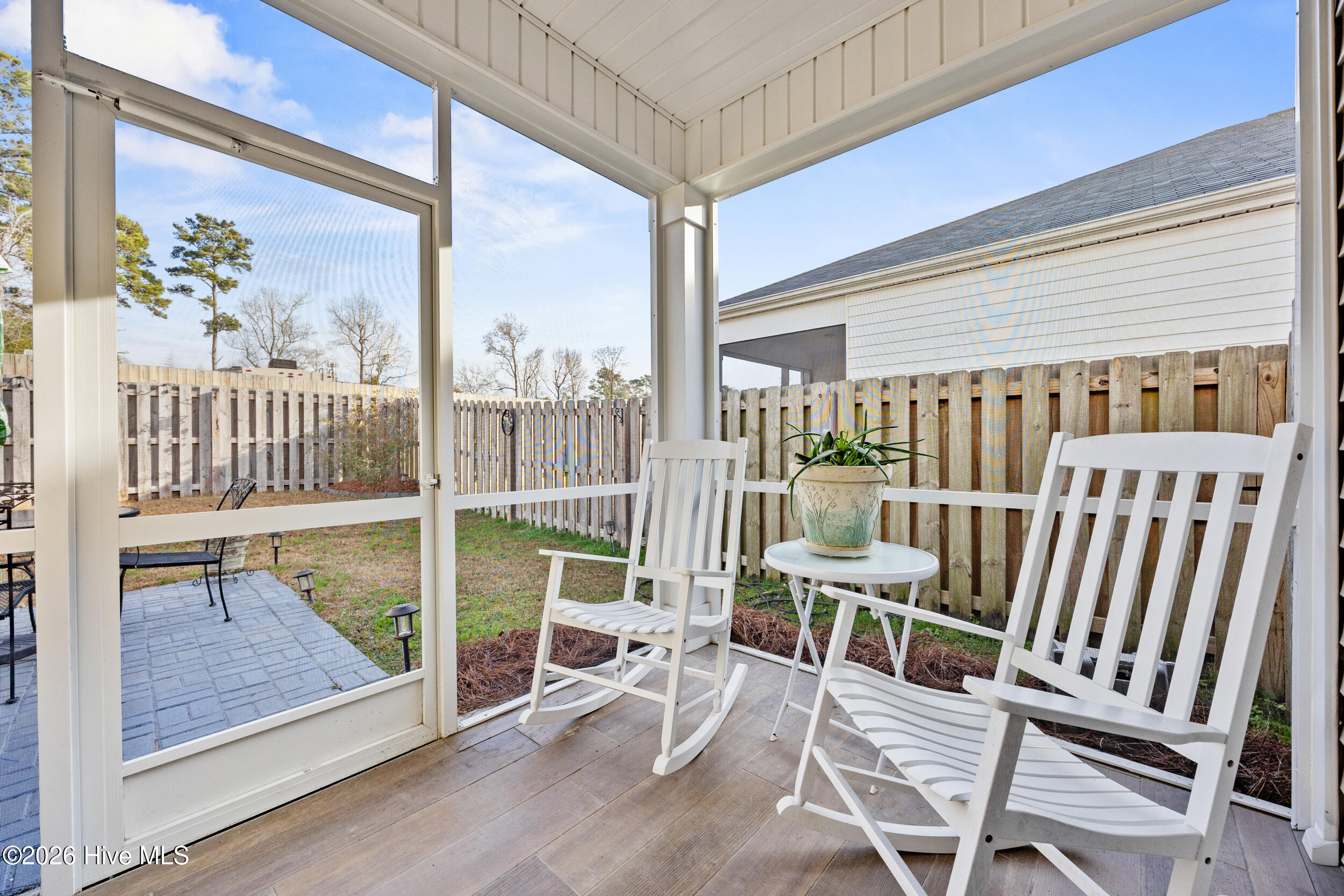 100549244 | Photo 23