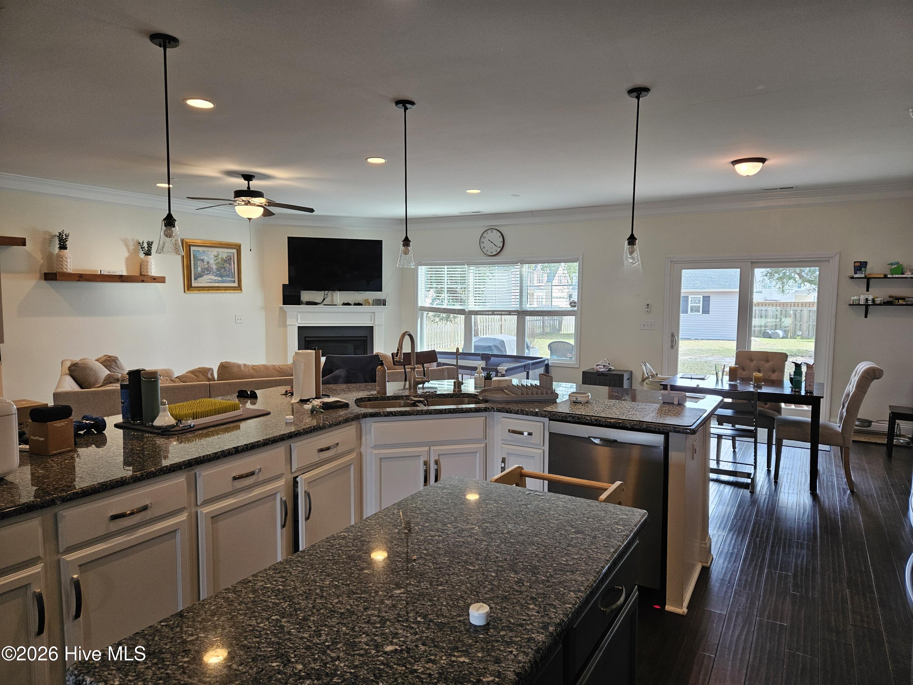 100568261 | Photo 13