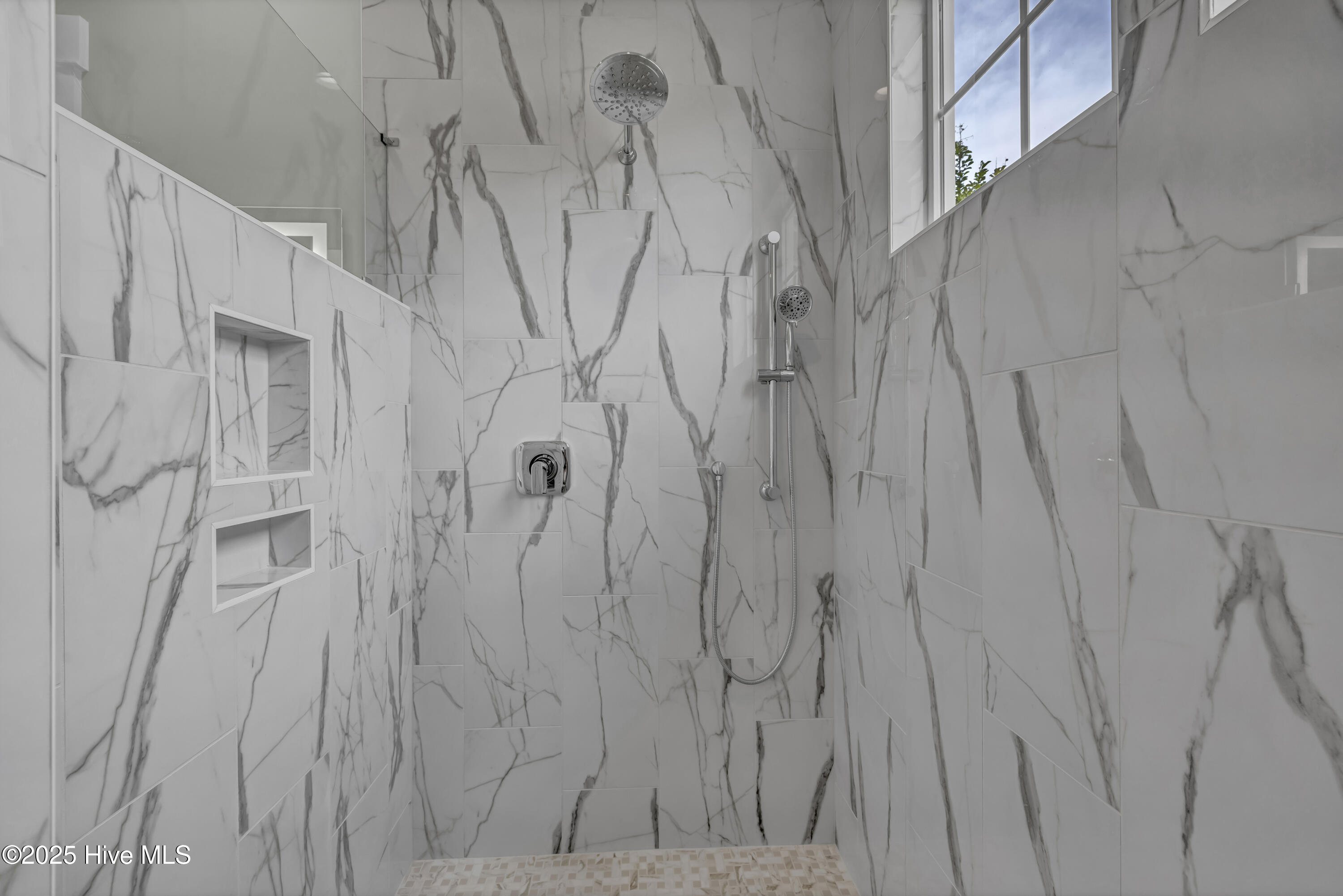 100568013 | Photo 43