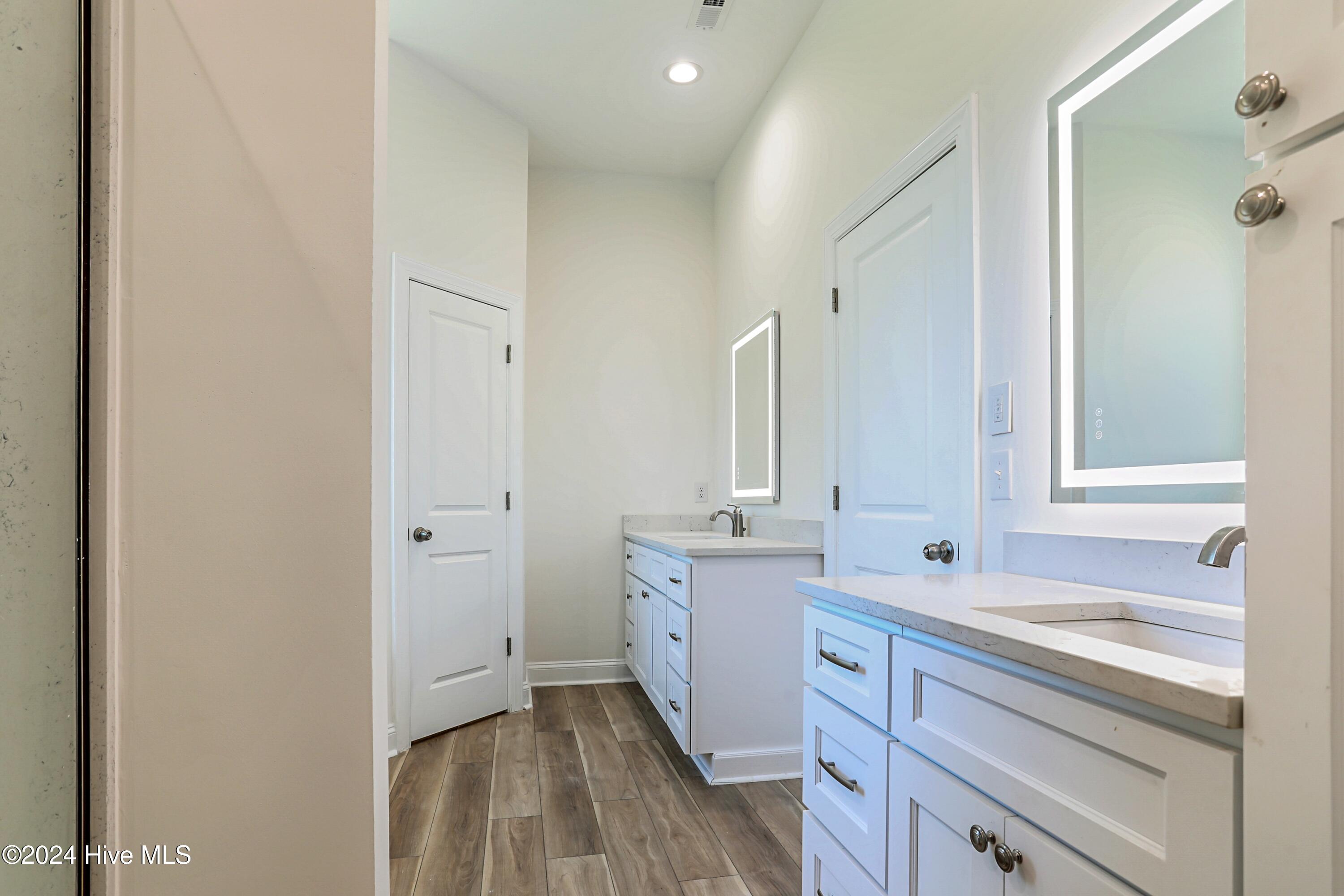 100477355 | Photo 49