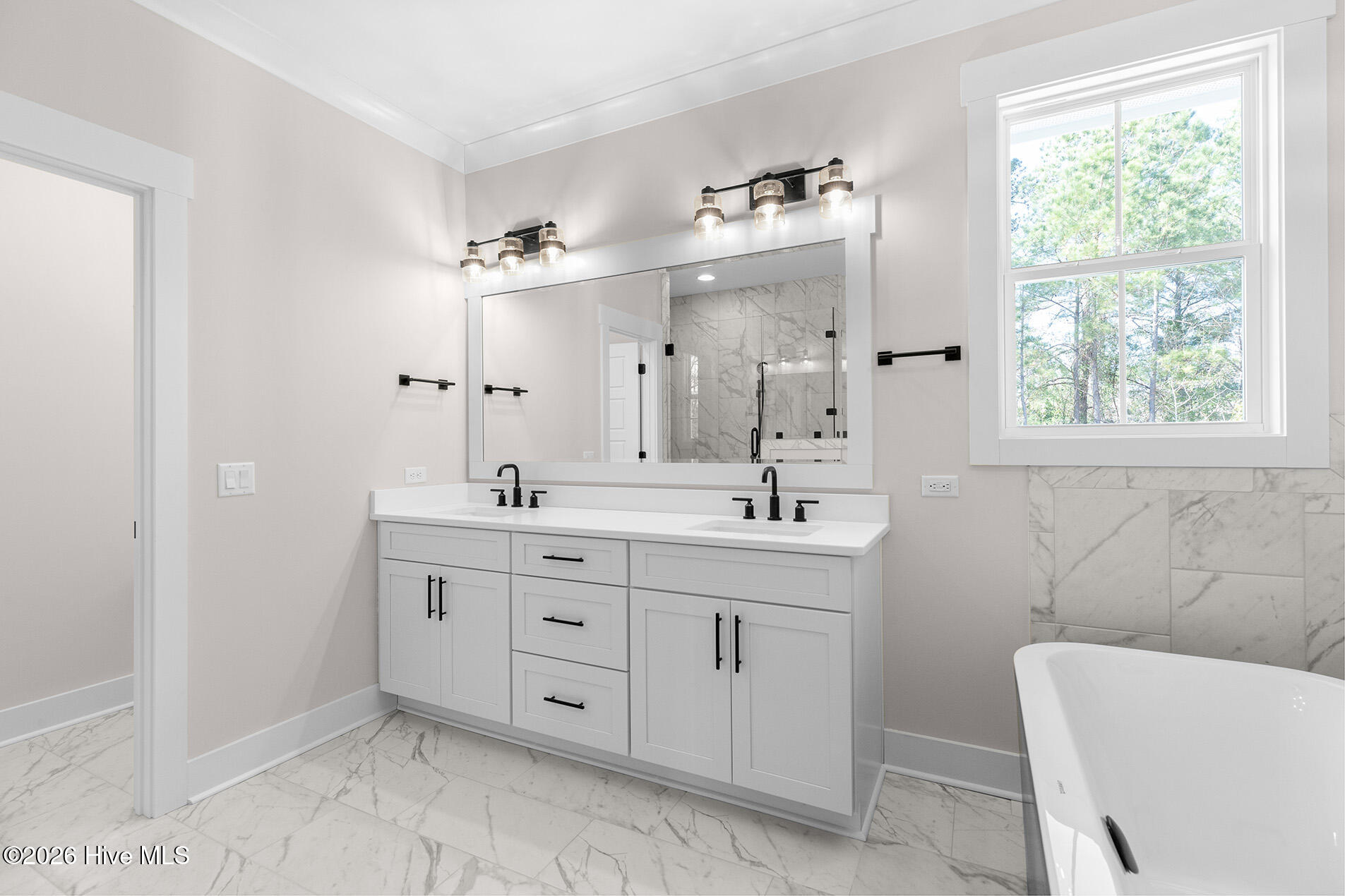 100555900 | Photo 36