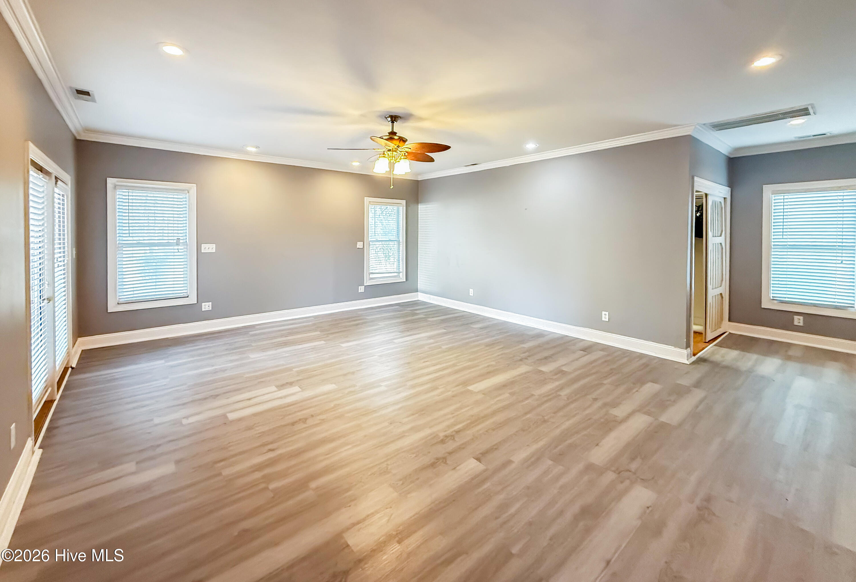 100547138 | Photo 23