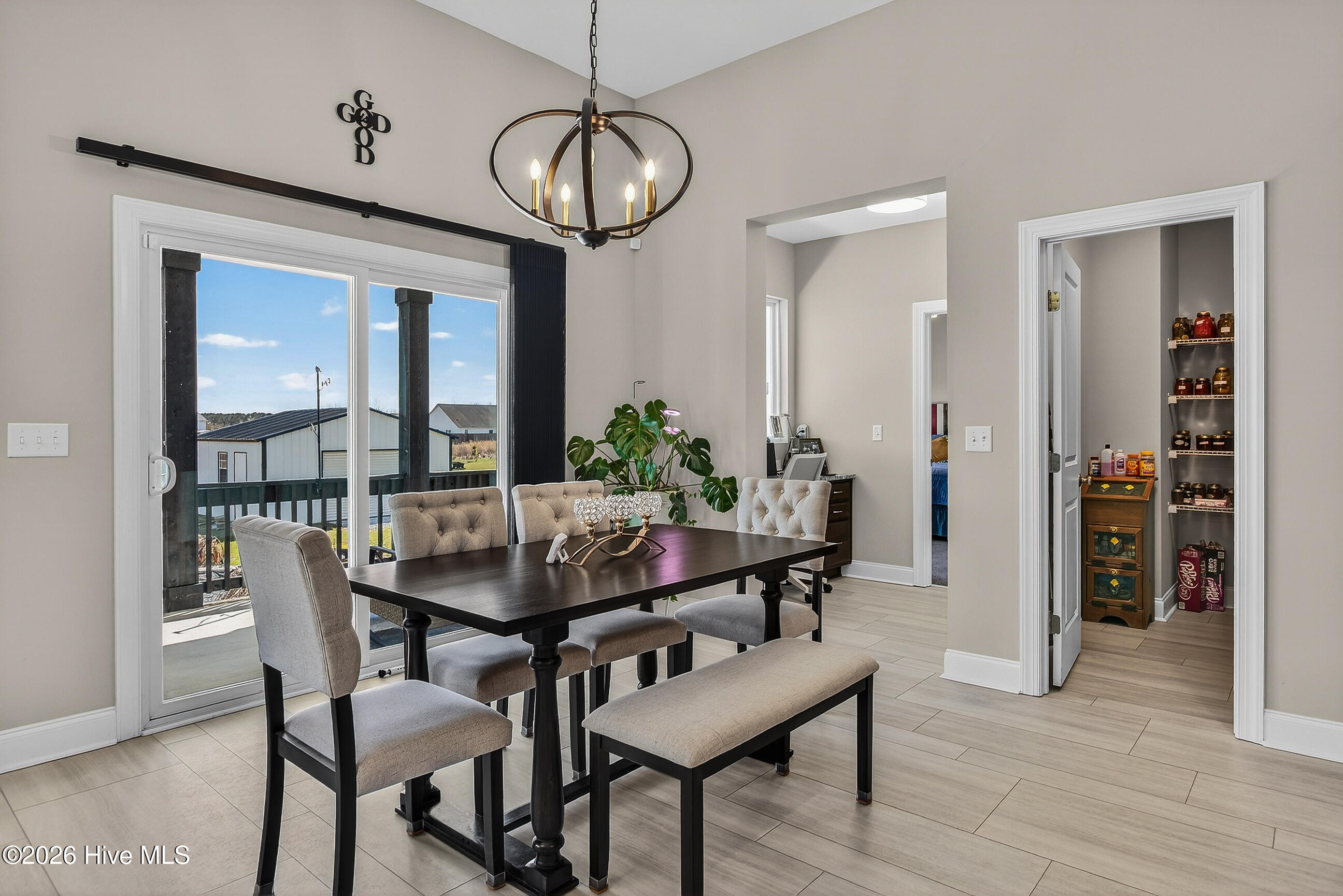 100561338 | Photo 21