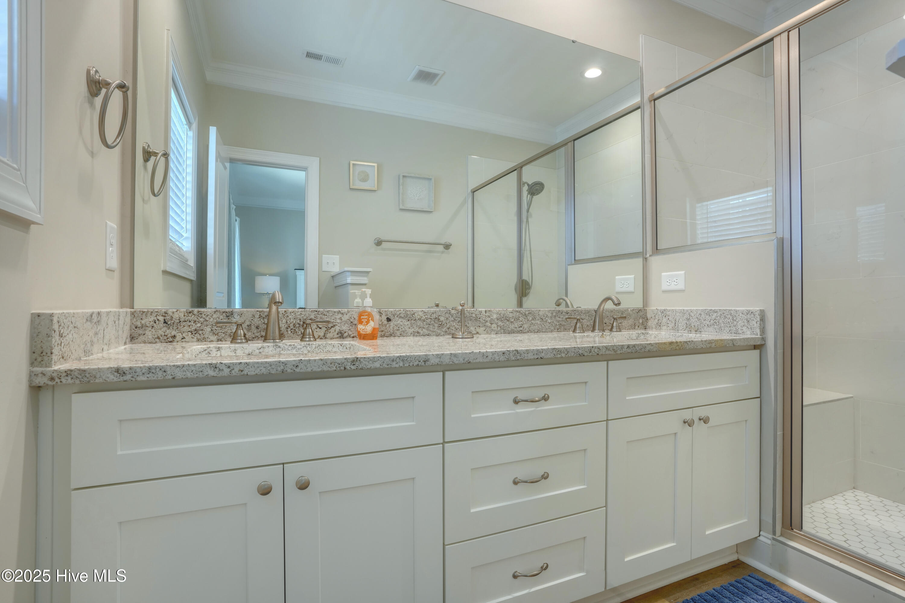 100510415 | Photo 31