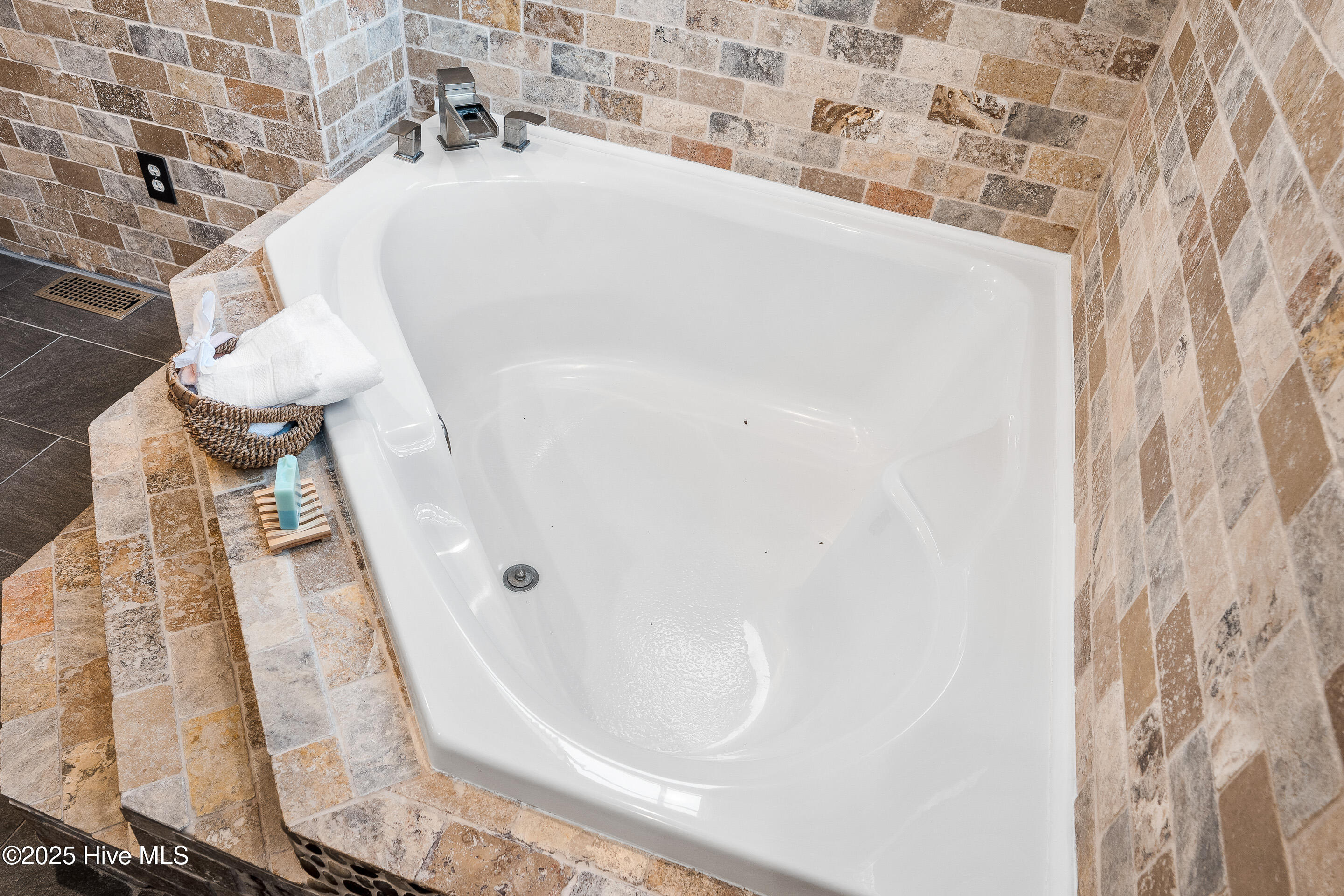 100505939 | Photo 34