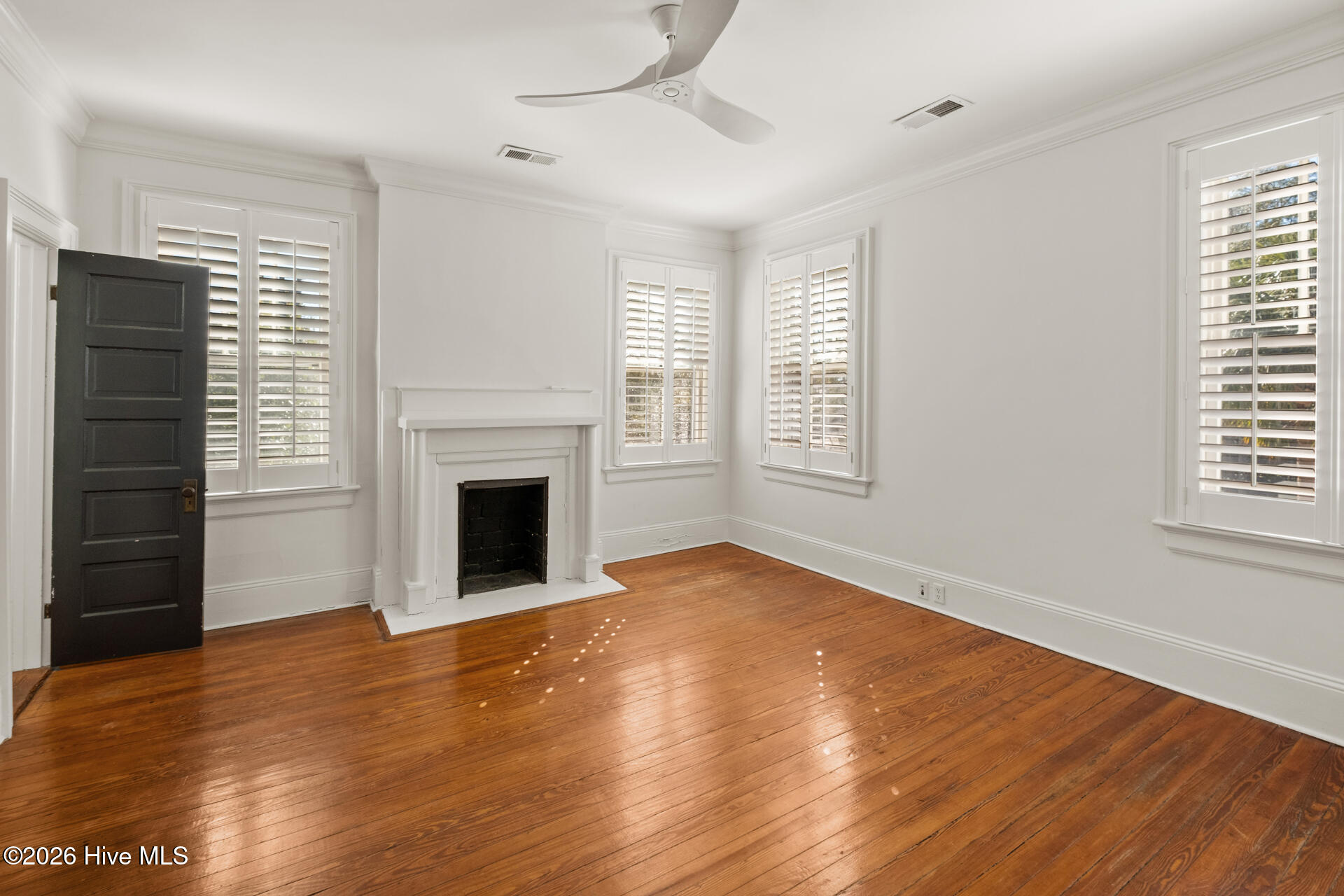 100556093 | Photo 42