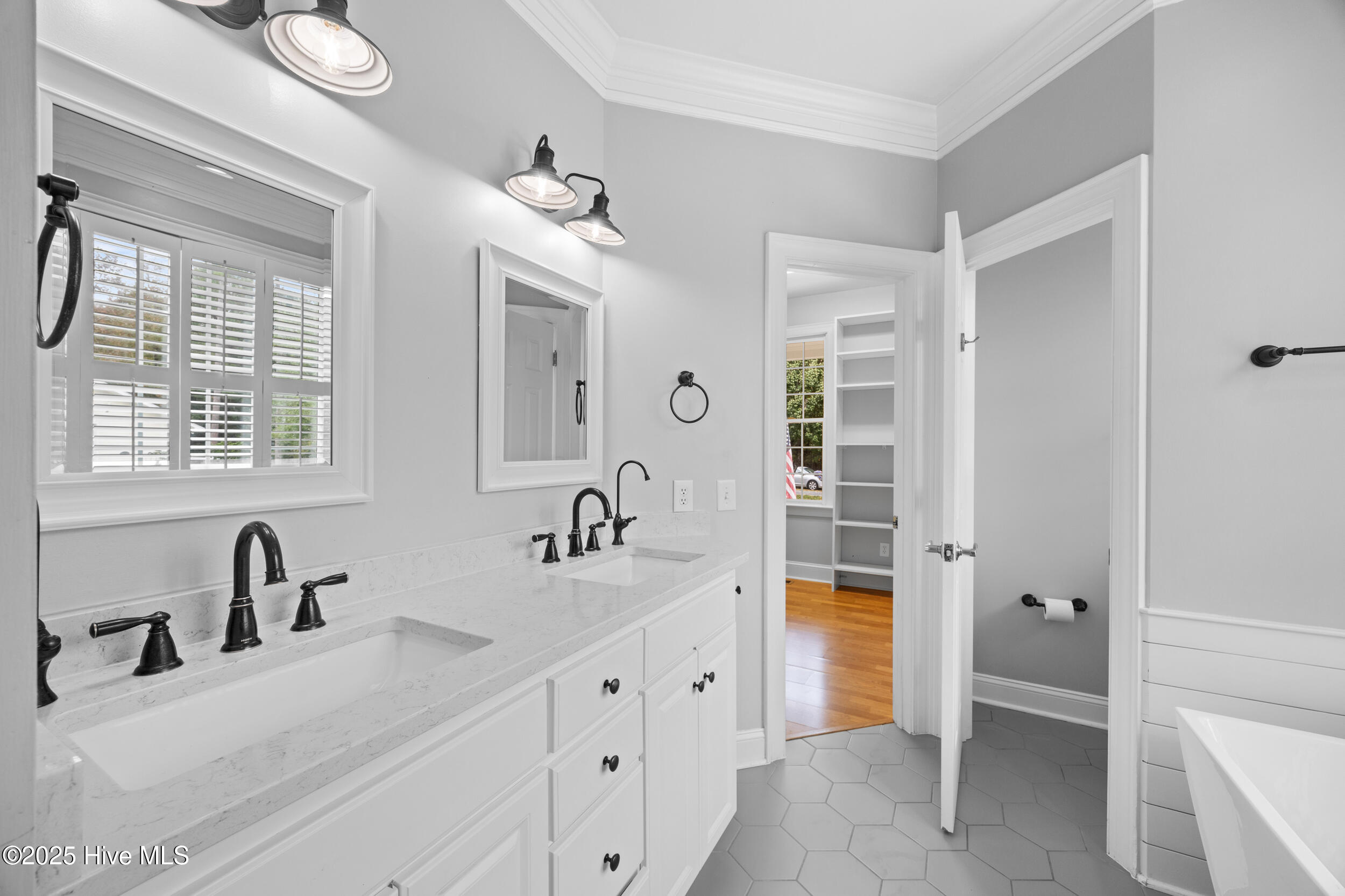 100538720 | Photo 30