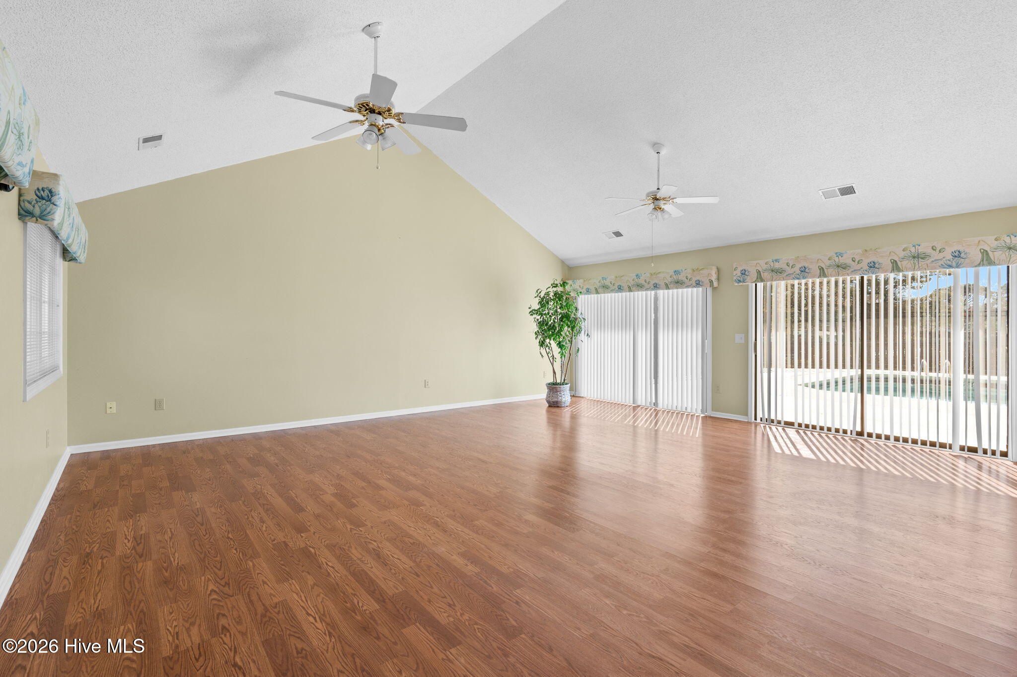 100562881 | Photo 51