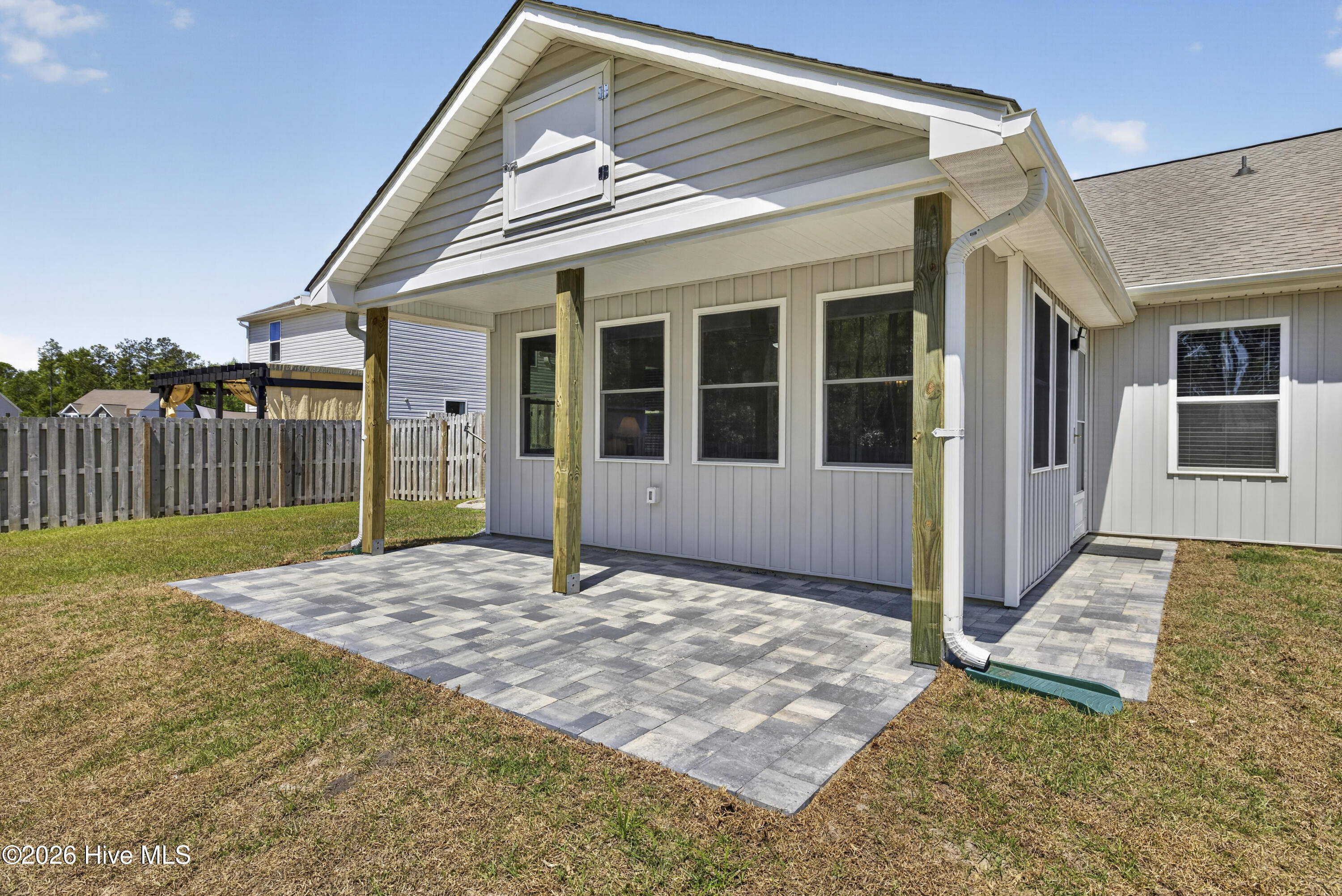 100570076 | Photo 10