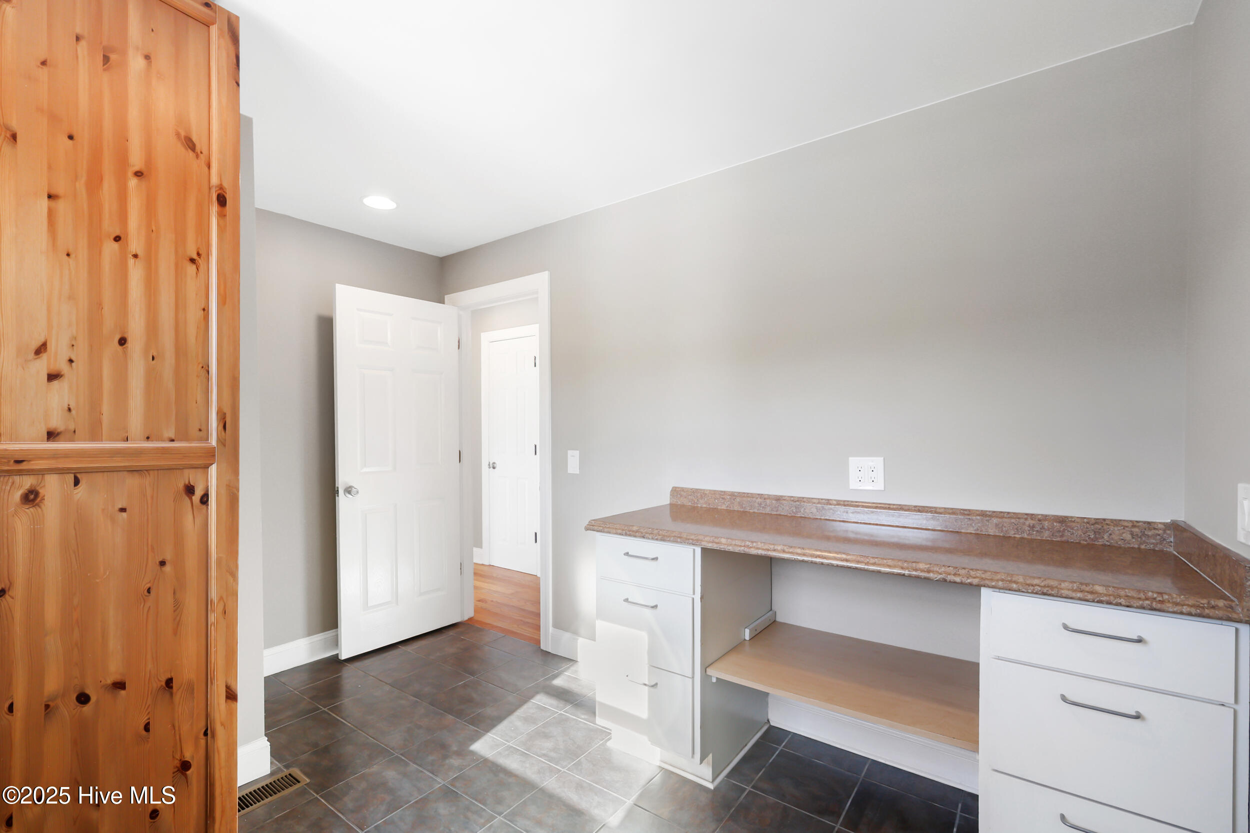 100542075 | Photo 46