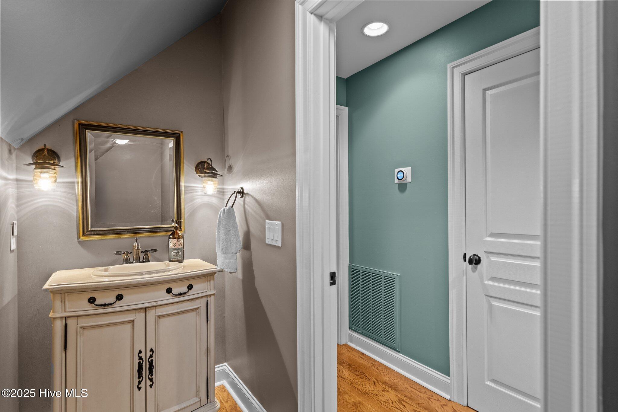 100565962 | Photo 62