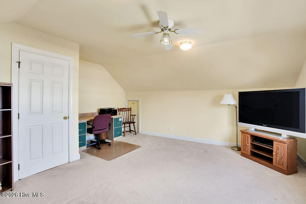 100563710 | Photo 28