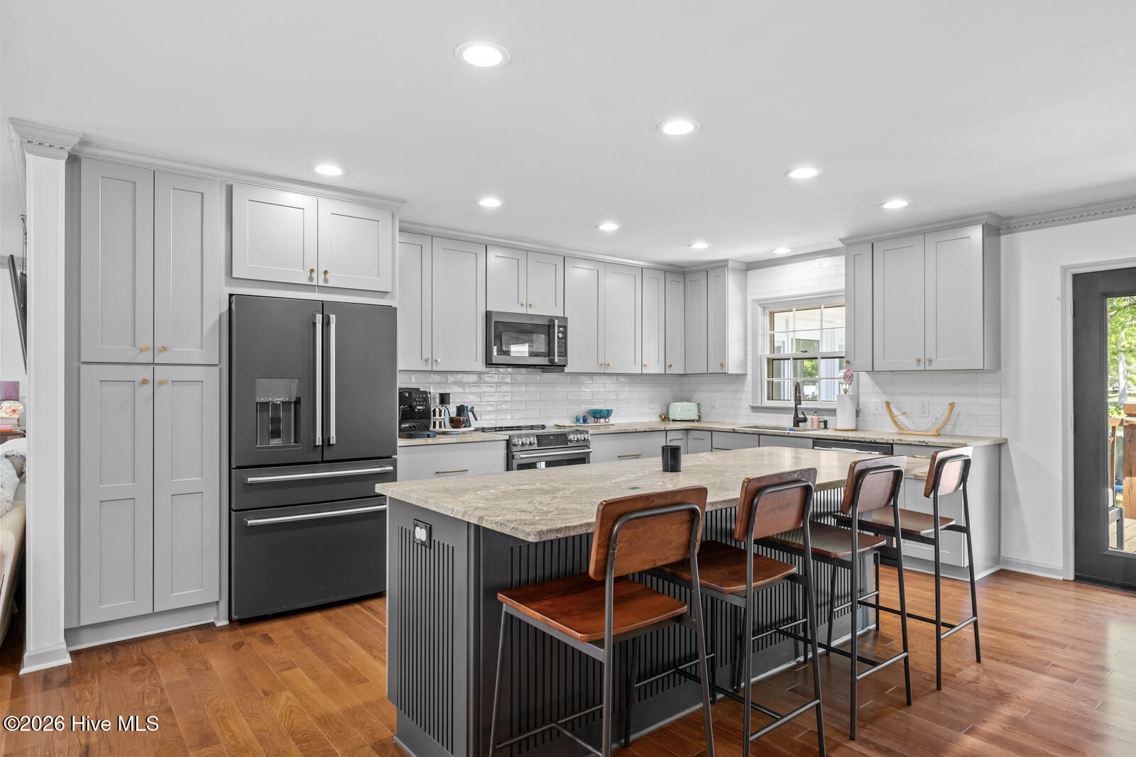 100569871 | Photo 23