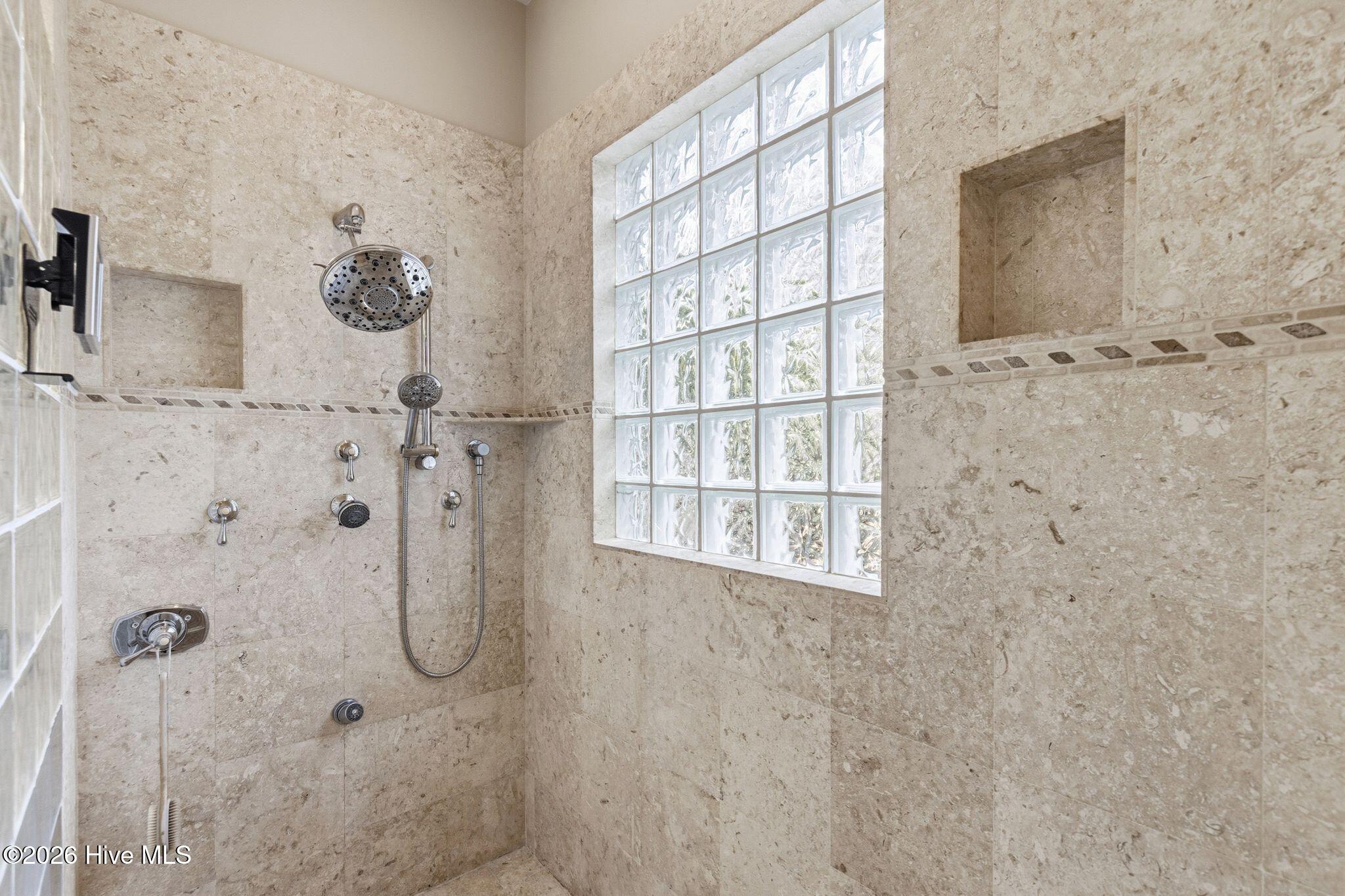 100555834 | Photo 31