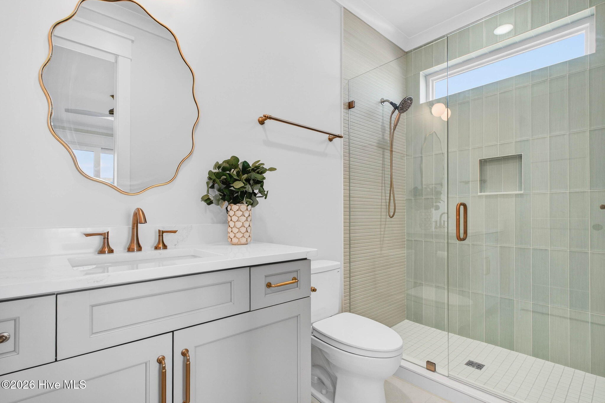 100570262 | Photo 42