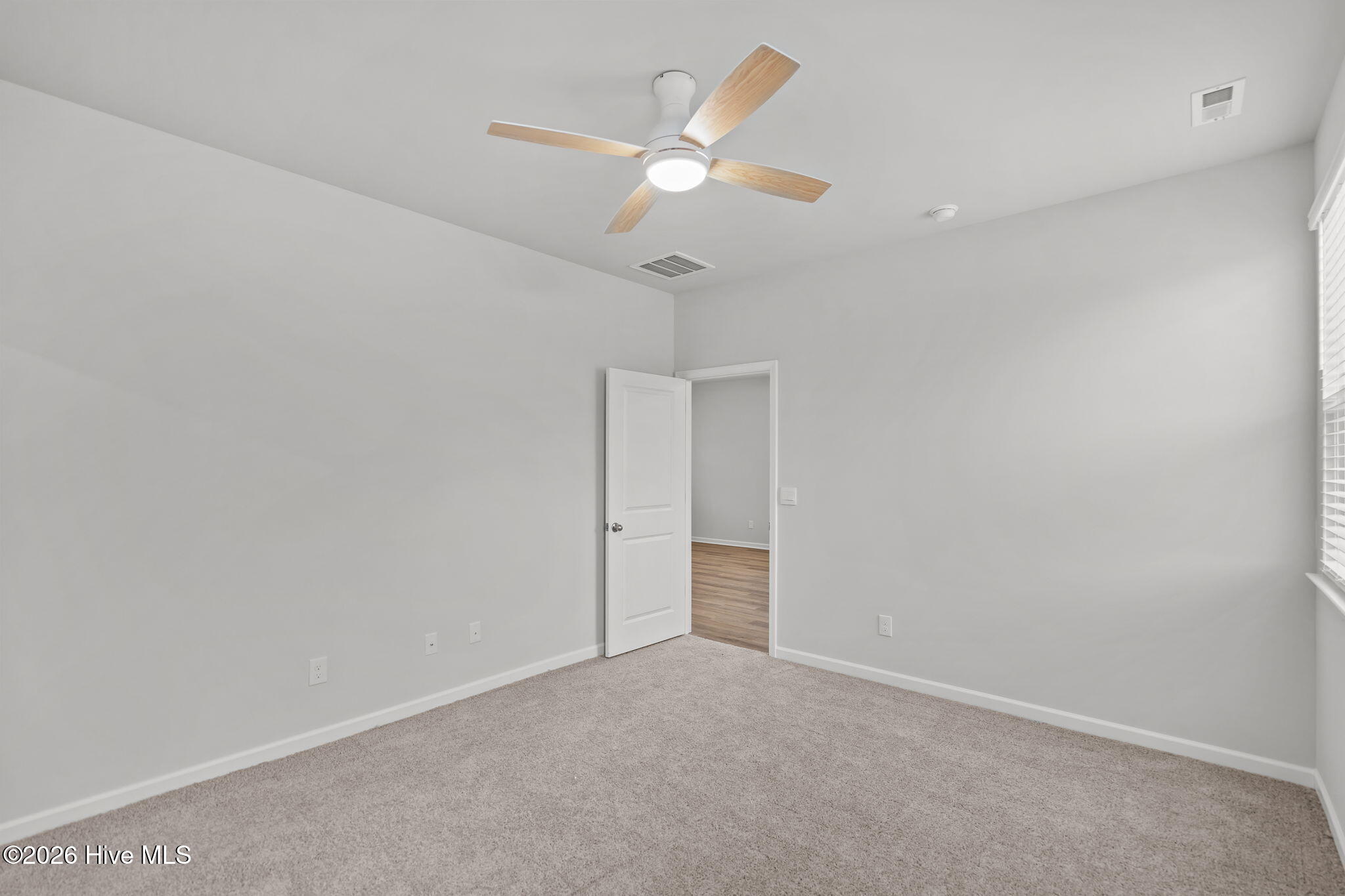 100548880 | Photo 23