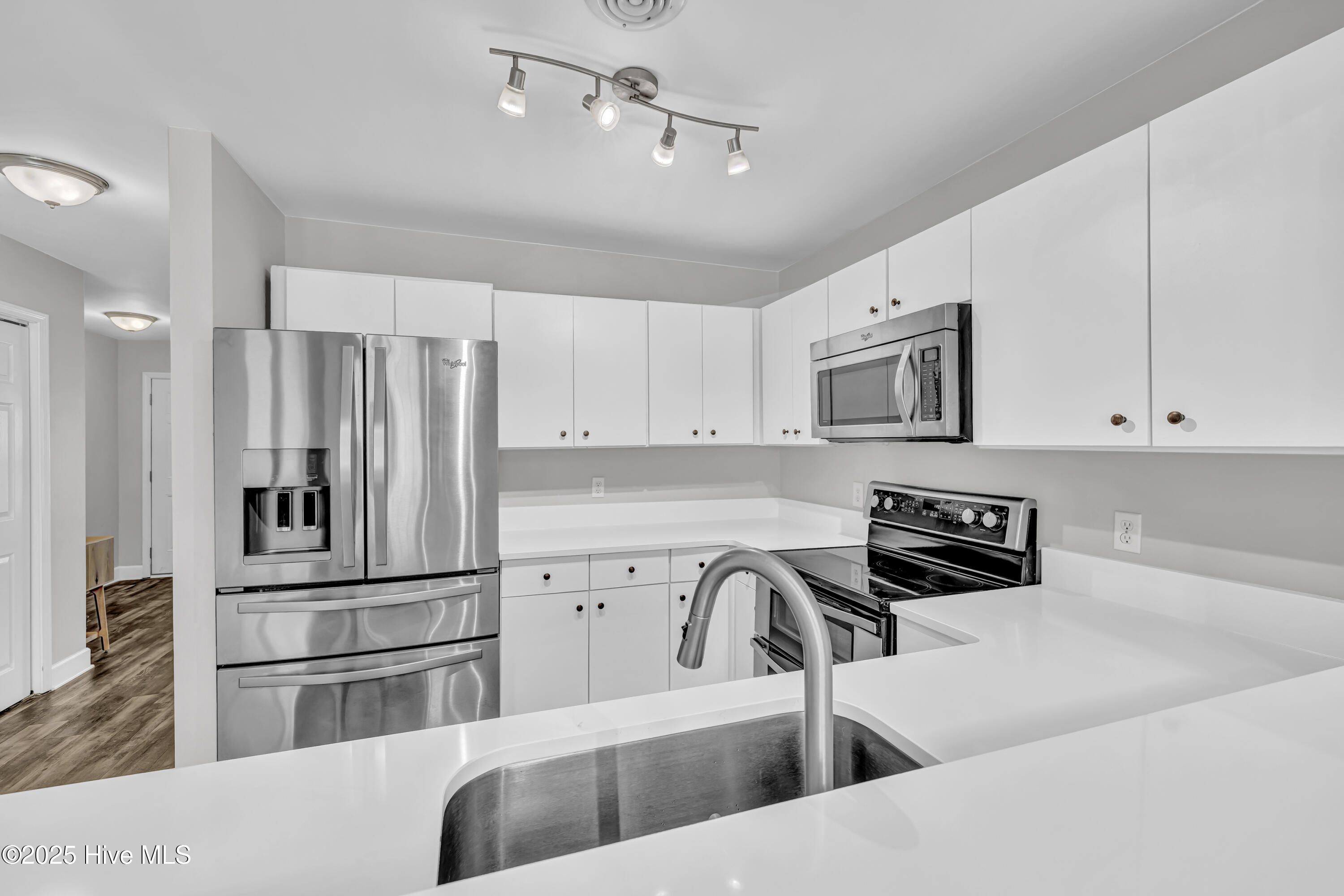 100496001 | Photo 15