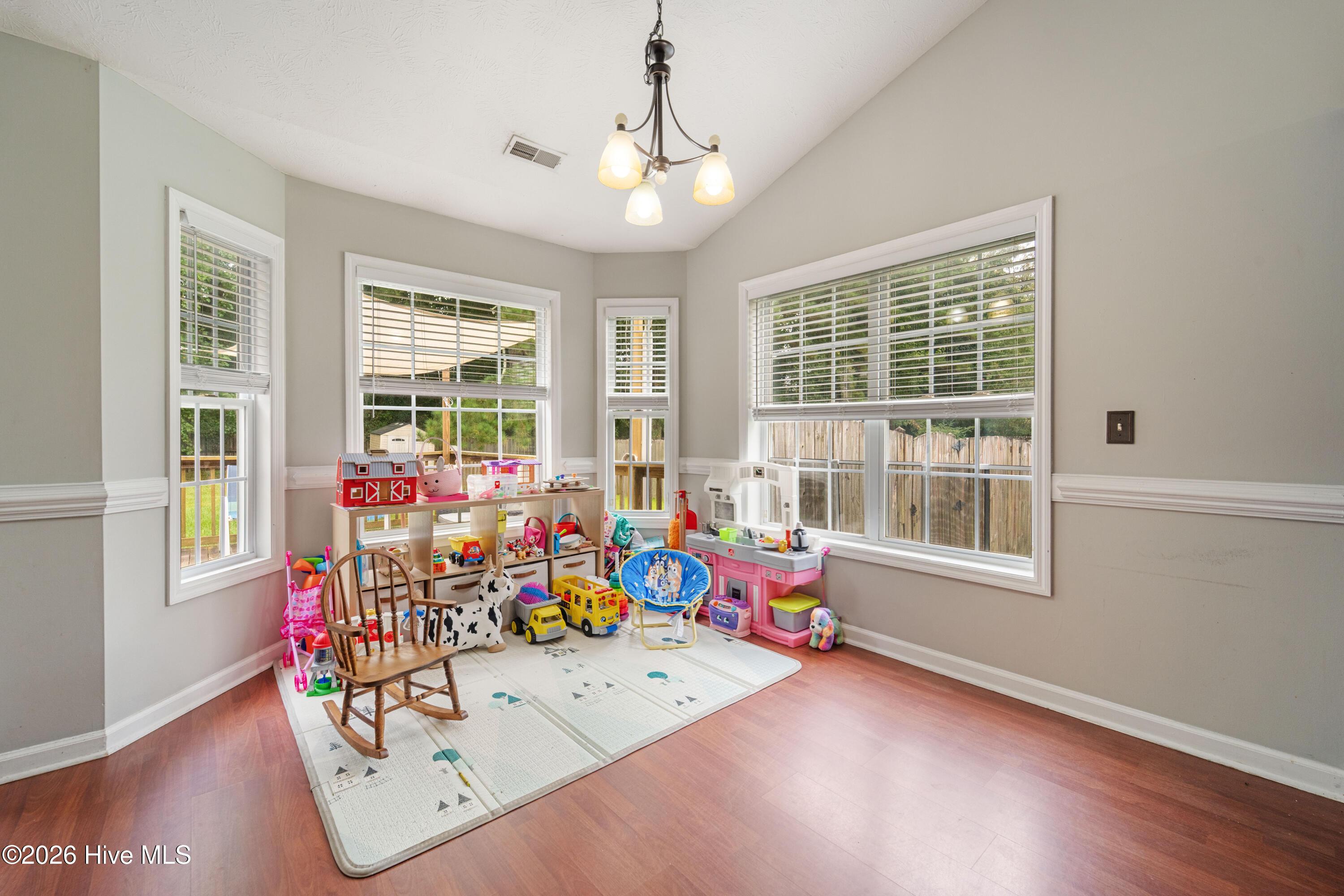 100550973 | Photo 13