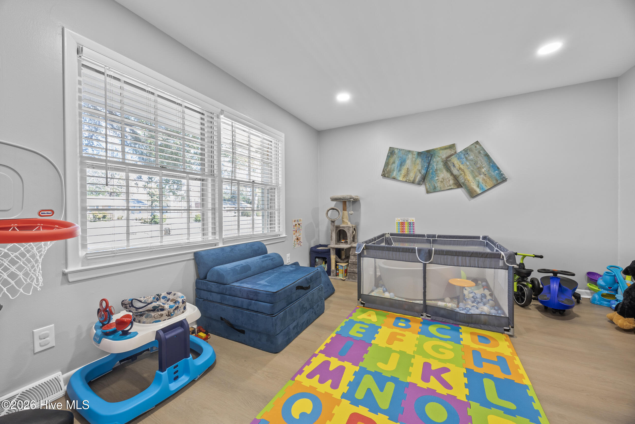 100557168 | Photo 15