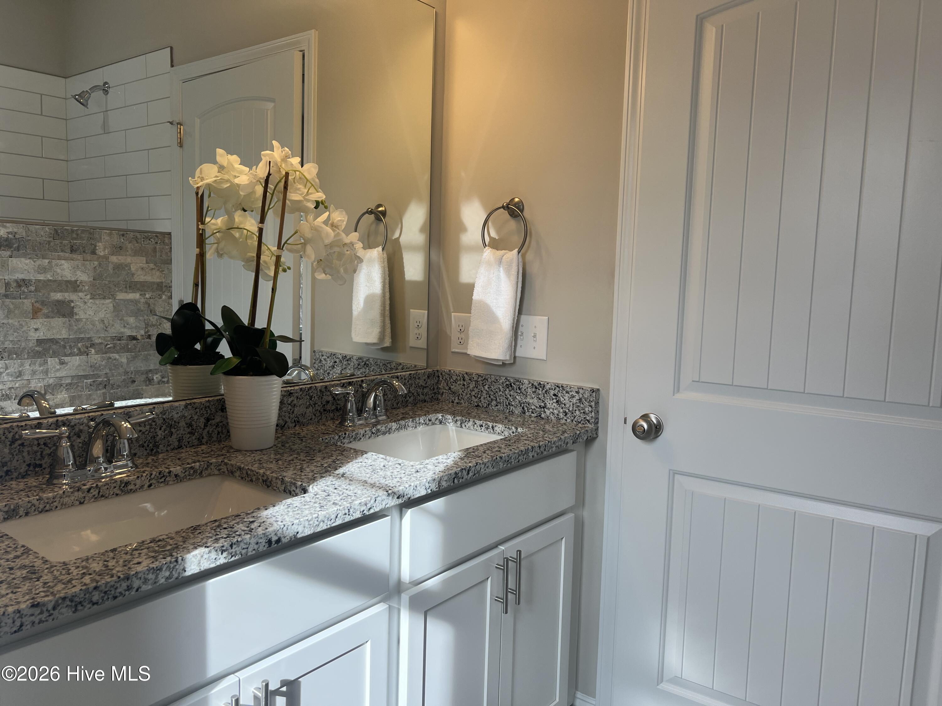 100563789 | Photo 11