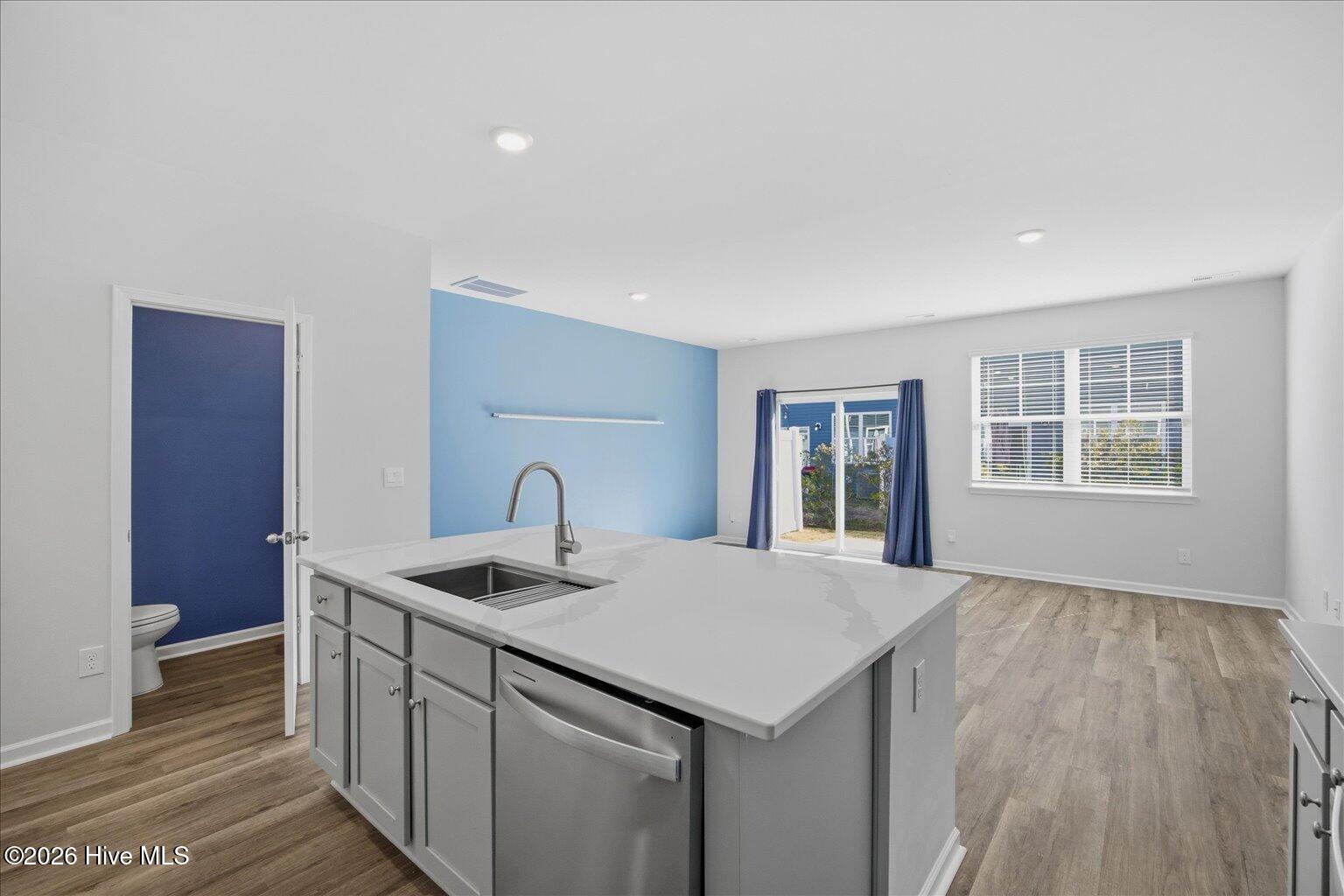 100548049 | Photo 11