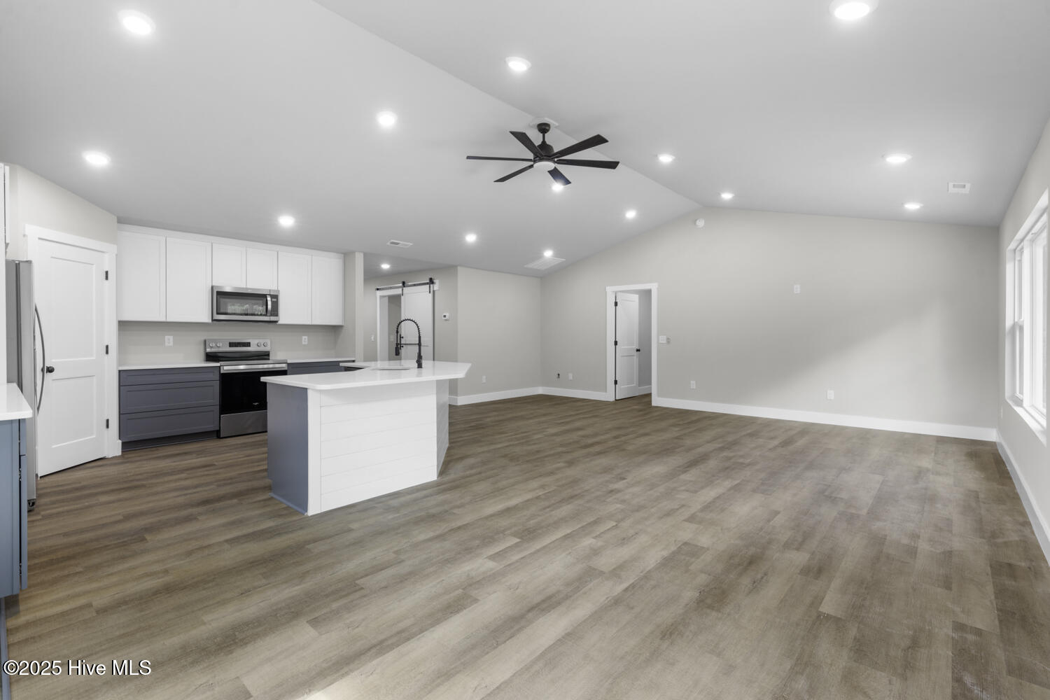 313 Pinewood Drive, Jacksonville, NC 28546 – photo 22: Living area