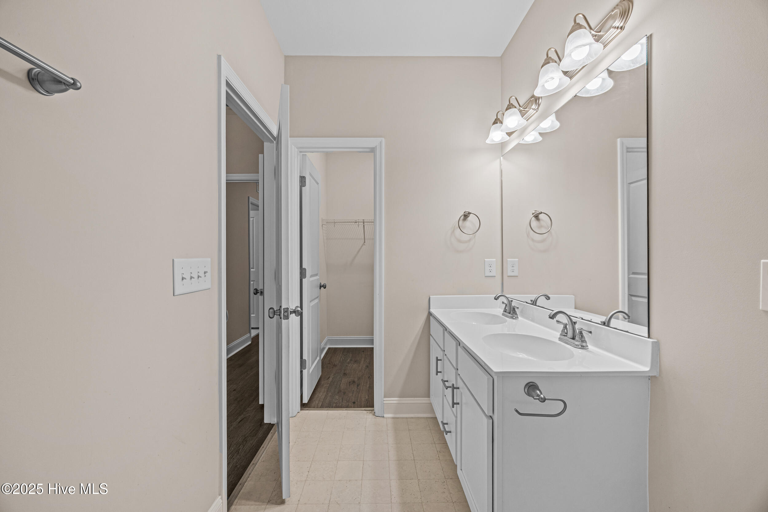 100531744 | Photo 28