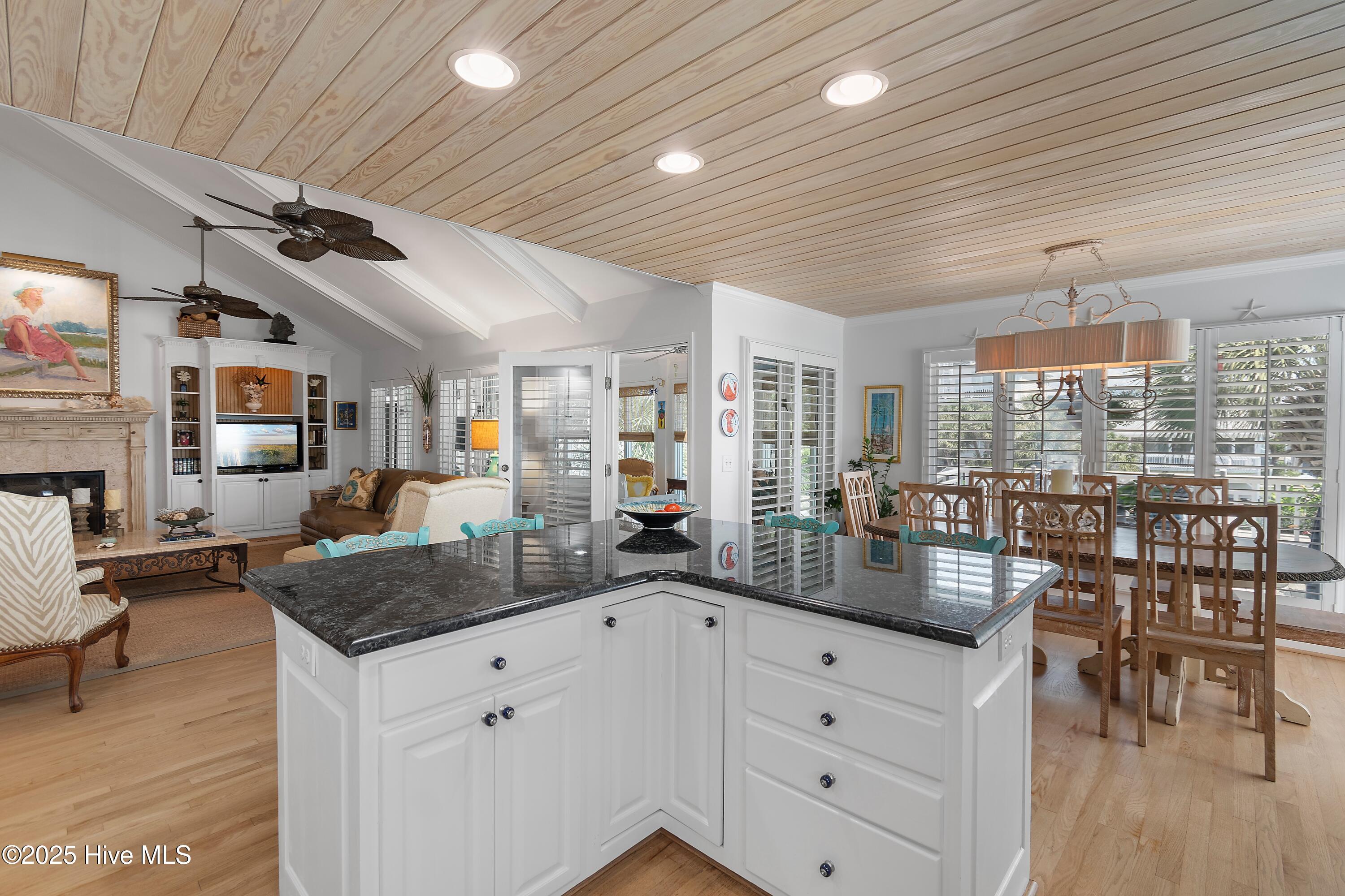 100527373 | Photo 16