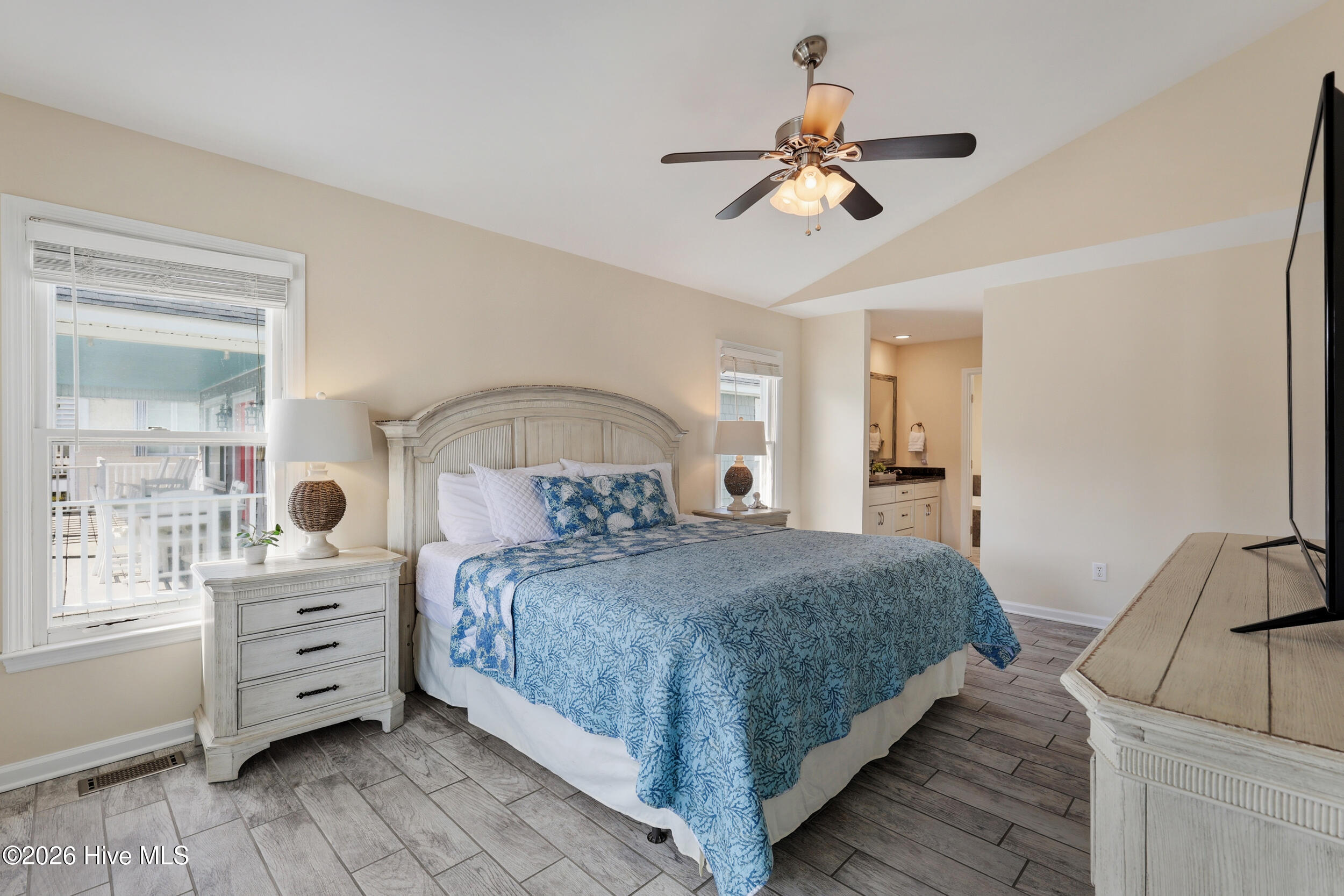 100561472 | Photo 26